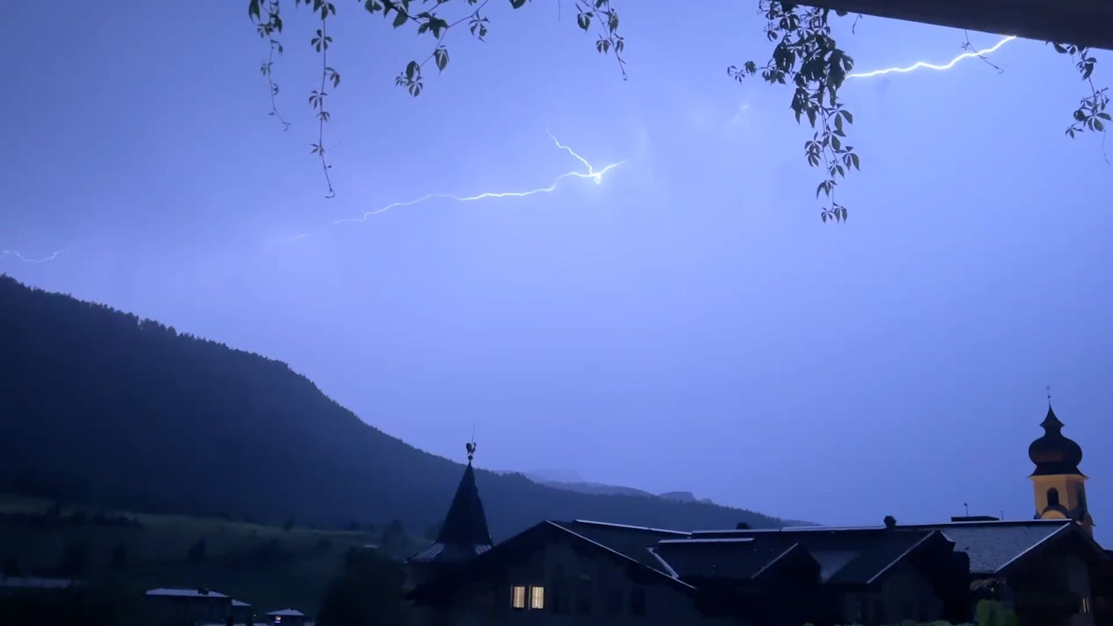 Einige Gewitterzellen zogen in der Nacht zu Mittwoch (19.07.2023) vom Allgäu nach Österreich. Am nächtlichen Himmel über Achenkirch waren infolgedessen zahlreiche Blitze zu beobachten.