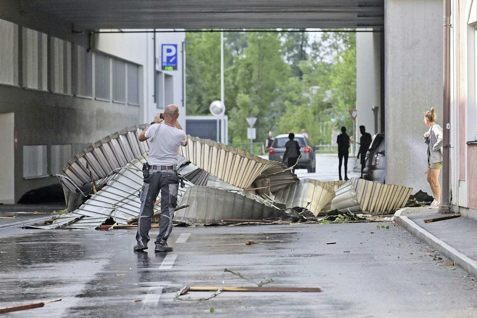 In Mattighofen wurde das Dach einer ehemaligen Lederfabrik abgedeckt. Die Teile flogen auf Bäume, Autos und in einen Teich.