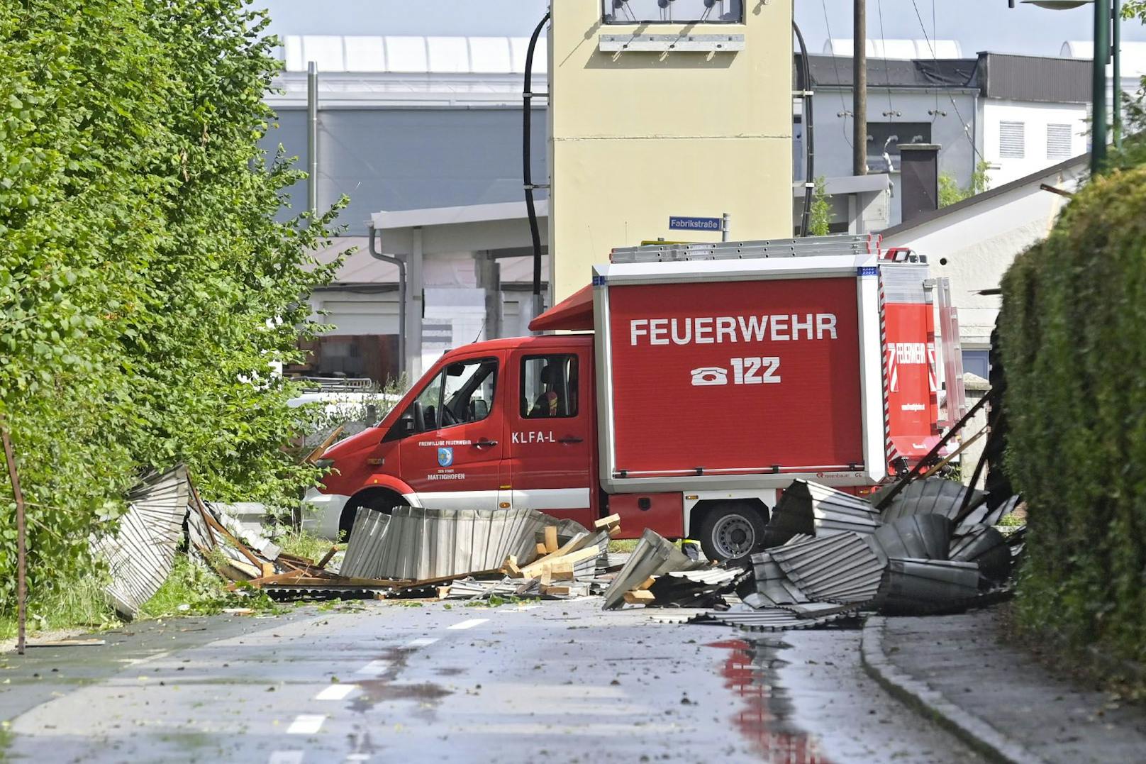 In Mattighofen wurde das Dach einer ehemaligen Lederfabrik abgedeckt. Die Teile flogen auf Bäume, Autos und in einen Teich.