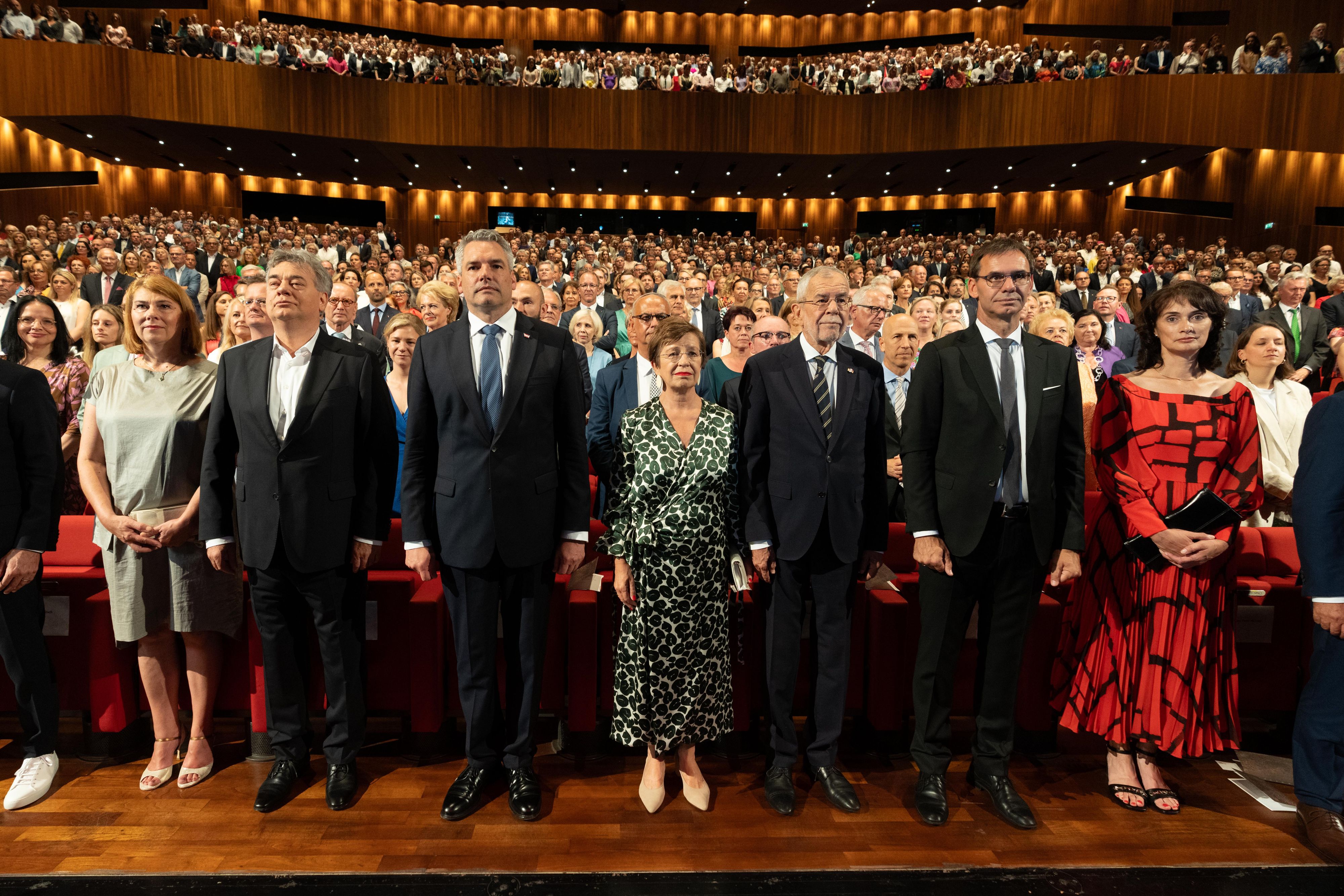 Bundespräsident Alexander Van der Bellen soll nun offenlegen, wie viel Geld die Steuerzahler für den Besuch seiner Gattin bei den Festspielen ausgeben.