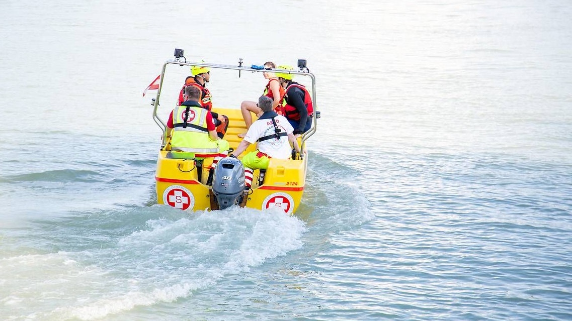 Die Mitarbeiter der Wasserrettung vom Linzer Samariterbund bei ihrem Einsatz an der Donau.&nbsp;