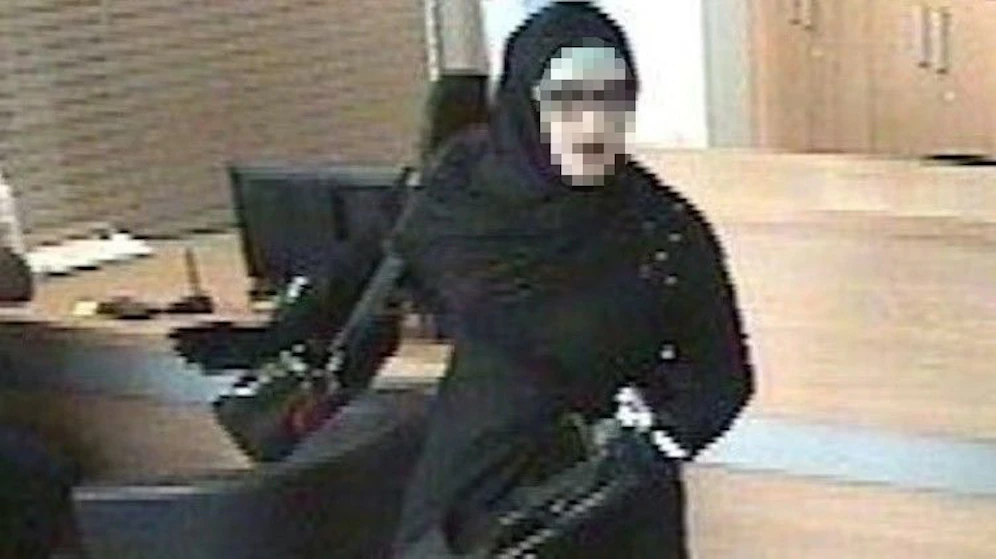 Dieses Foto zeigt den 35-Jährigen bei einem seiner Banküberfälle.