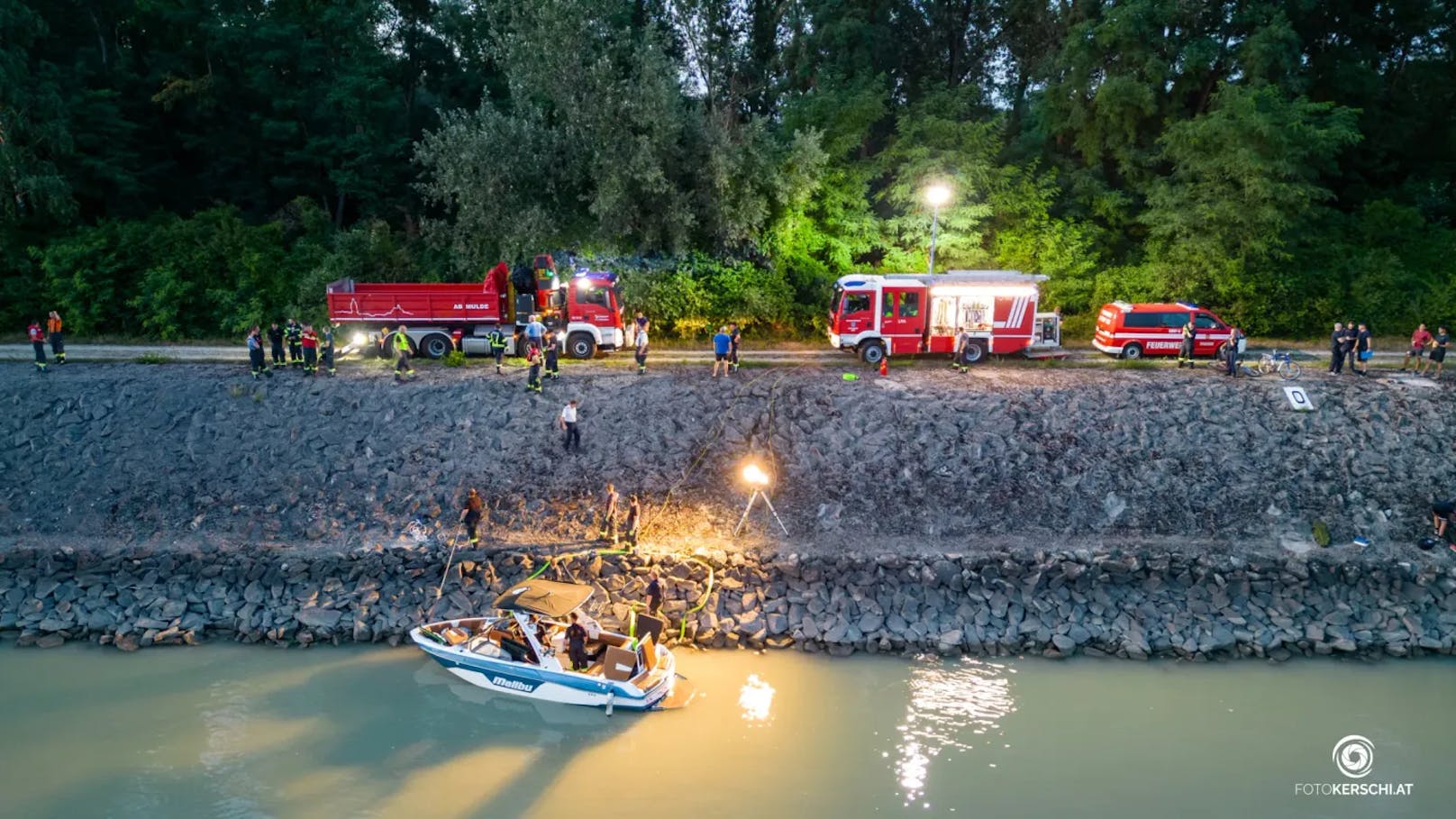 Zu einem schweren Bootsunfall kam es am Mittwochabend im Bereich des Donaukraftwerkes Abwinden-Asten. Ein mit zwei Personen besetztes Boot fuhr im Unterwasser auf einen Betonteil des Kraftwerkes auf. Die beiden Personen an Board wurden dabei verletzt und konnten das Boot daraufhin nicht mehr steuern.