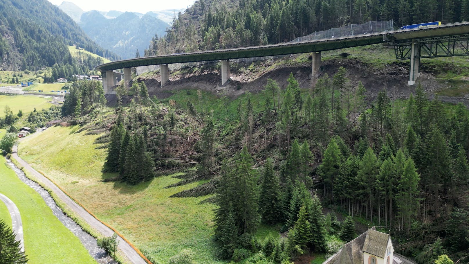 Riesiges Glück für Italien-Reisende am 18. Juli 2023: ein heftiges Unwetter fällte einen ganzen Waldabschnitt direkt neben der A13 Brenner-Autobahn.