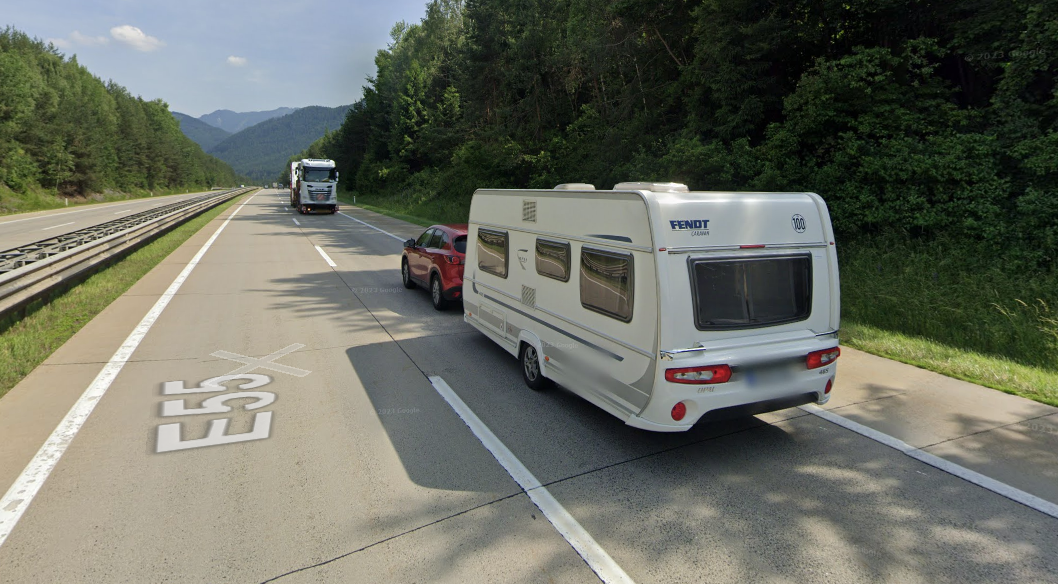 Auf der Tauernautbahn verursachte ein Geisterfahrer einen schweren Unfall und ergriff danach die Flucht.