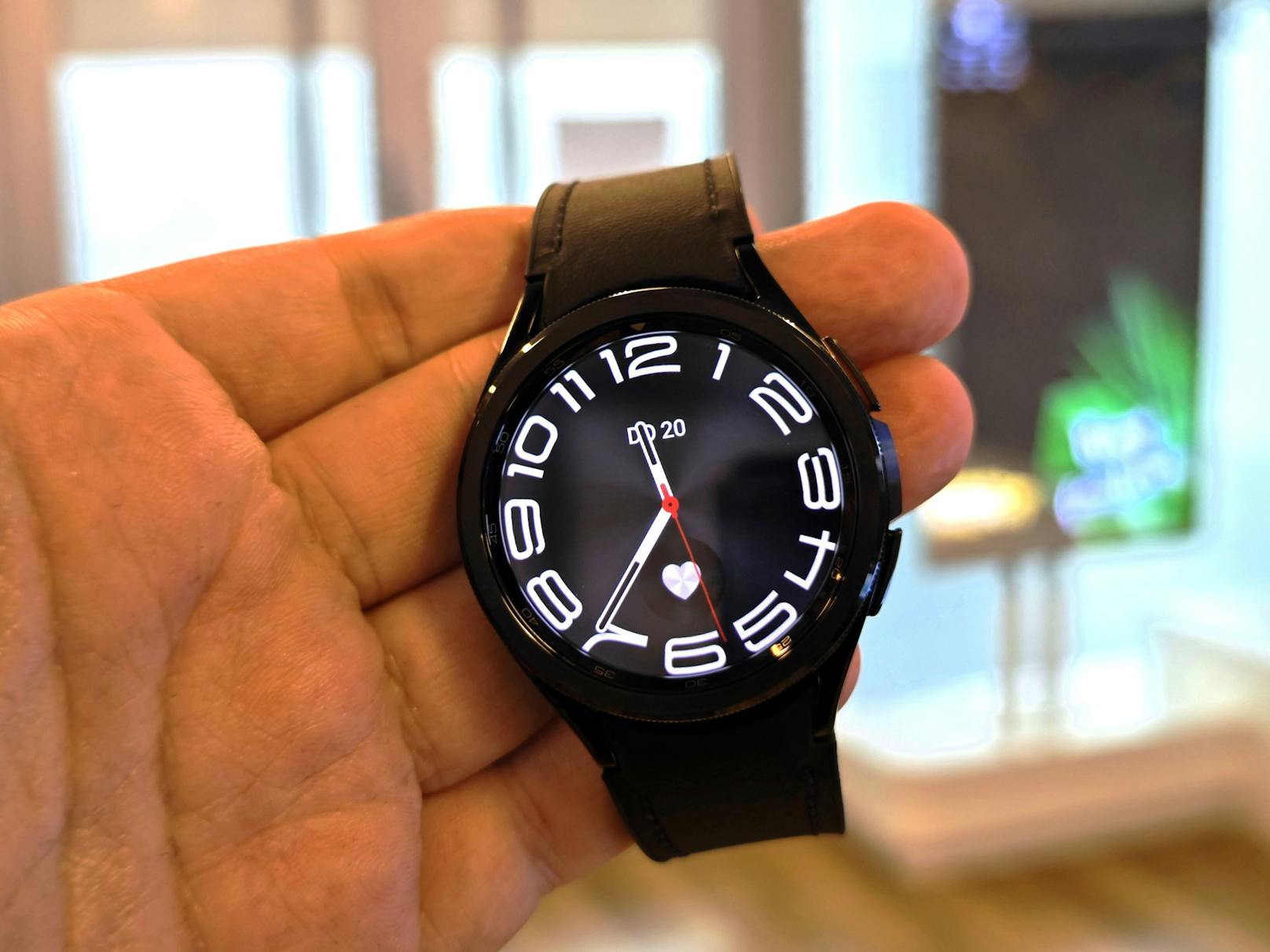 Bei der Samsung Galaxy Watch6 Classic kehrt die drehbare Lünette zurück. Mit dieser kann man durch Texte und Apps scrollen.&nbsp;