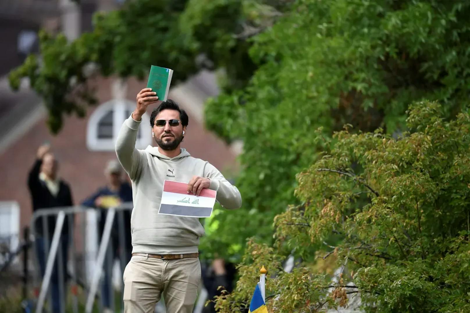Demonstrant trampelt in Schweden auf Koran herum