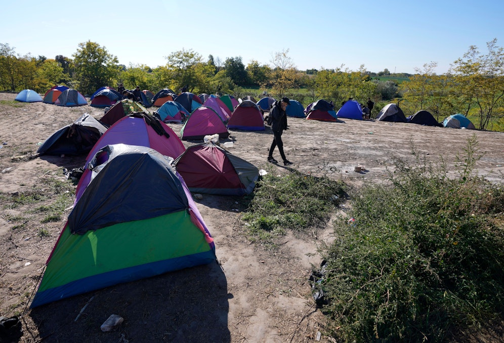 Ein Zeltlager an der serbisch-ungarischen Grenze nahe des serbischen Dorfs Horgos.