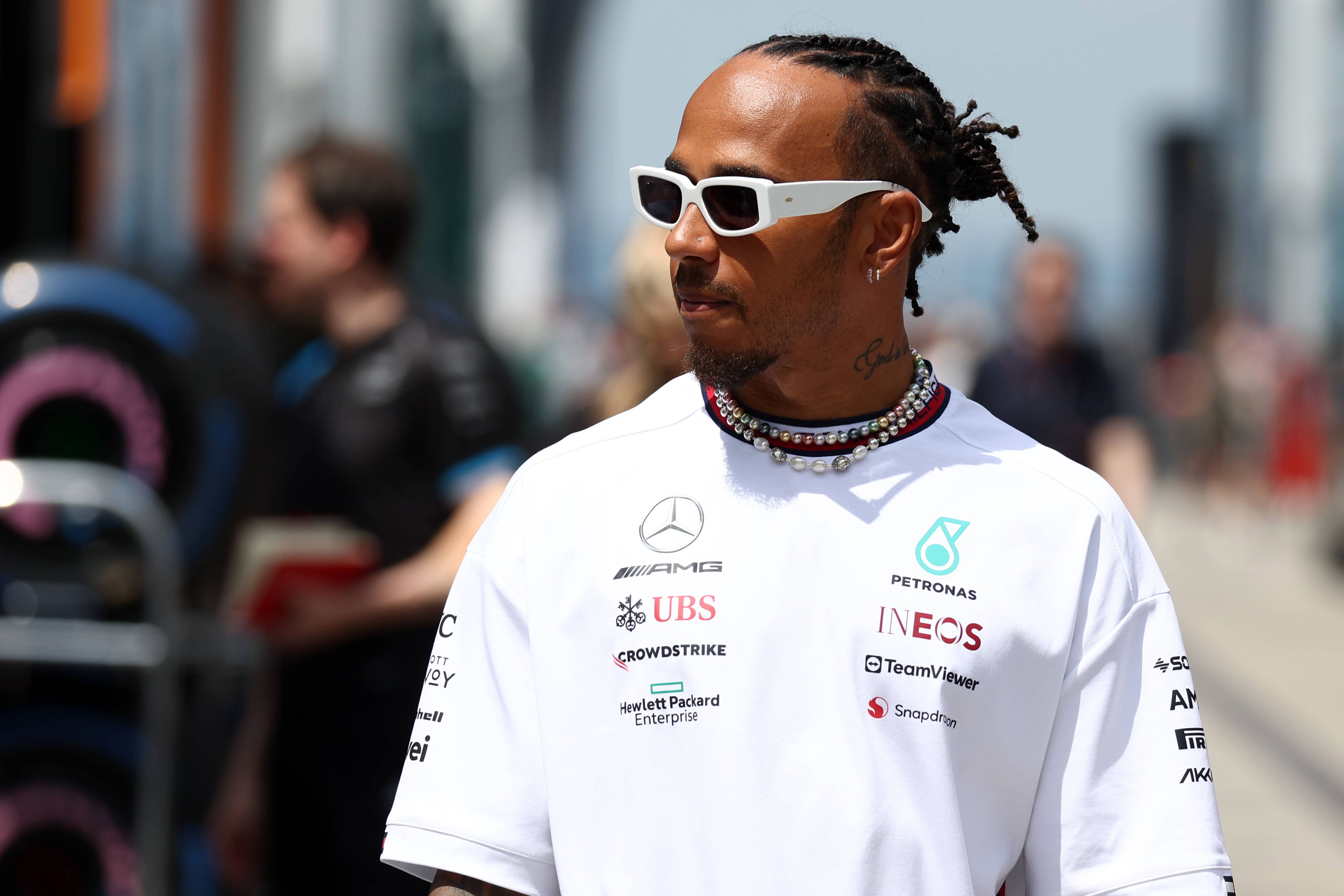 Lewis Hamilton stichelt gegen Red Bull. 