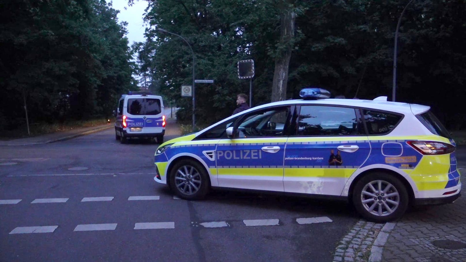 Die Bewohner der Orte Kleinmachnow, Teltow und Stahnsdorf werden derzeit vor dem Verlassen ihrer Häuser gewarnt.