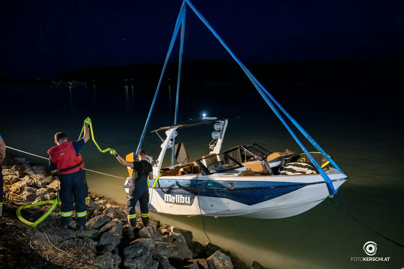 Zu einem schweren Bootsunfall kam es am Mittwochabend im Bereich des Donaukraftwerkes Abwinden-Asten. Ein mit zwei Personen besetztes Boot fuhr im Unterwasser auf einen Betonteil des Kraftwerkes auf. Die beiden Personen an Board wurden dabei verletzt und konnten das Boot daraufhin nicht mehr steuern.