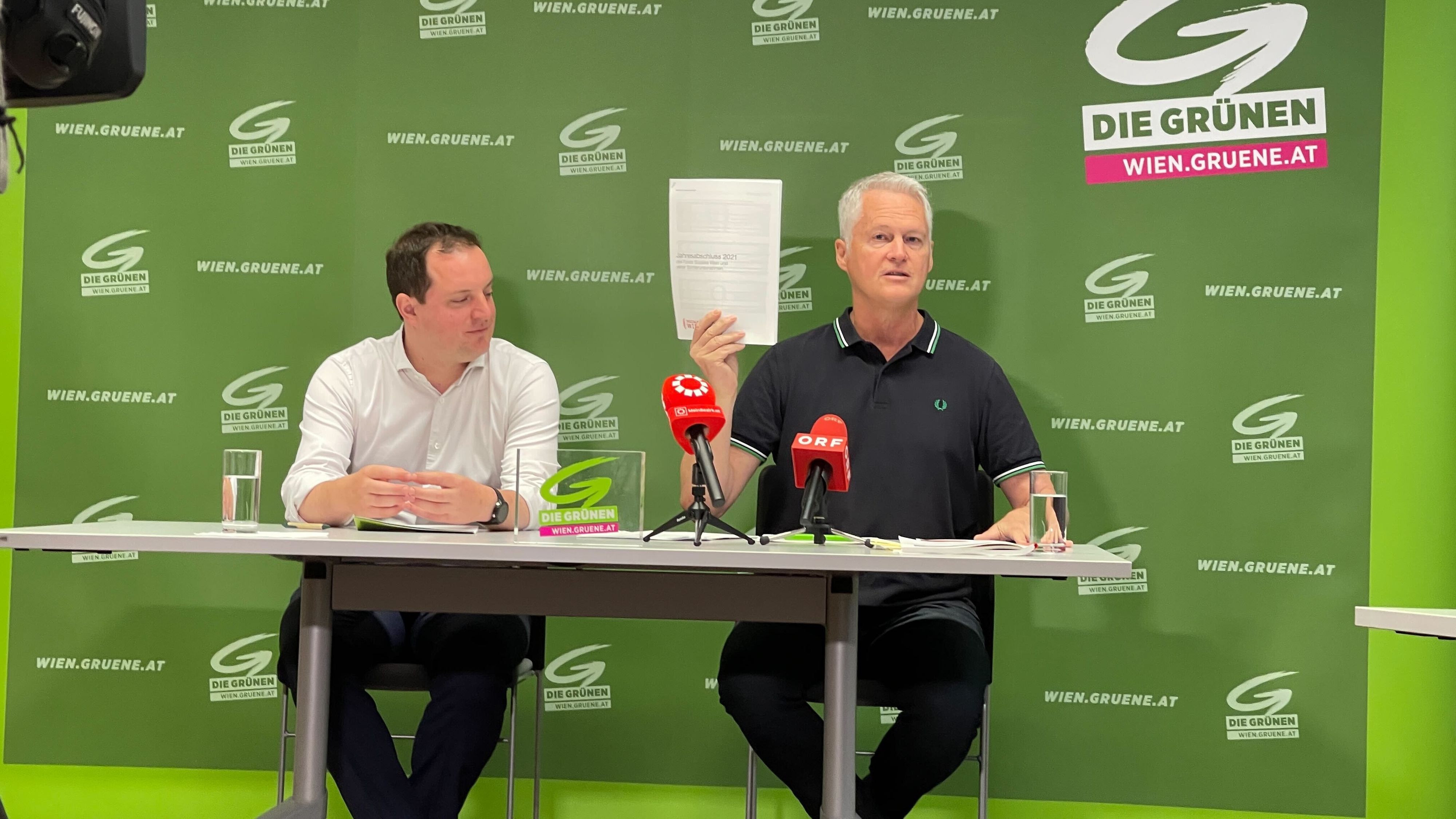 Wohnsprecher Georg Prack (li.) und Klubobmann der Grünen Wien, David Ellensohn (Grüne) fordern Transparenz und eine Reform bei der Bezuschussung von Wohnraumkosten in Wien