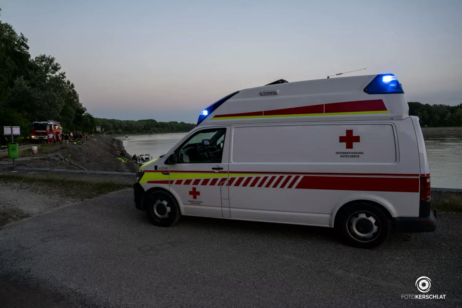 Zu einem schweren Bootsunfall kam es am Mittwochabend im Bereich des Donaukraftwerkes Abwinden-Asten. Ein mit zwei Personen besetztes Boot fuhr im Unterwasser auf einen Betonteil des Kraftwerkes auf. Die beiden Personen an Board wurden dabei verletzt und konnten das Boot daraufhin nicht mehr steuern.