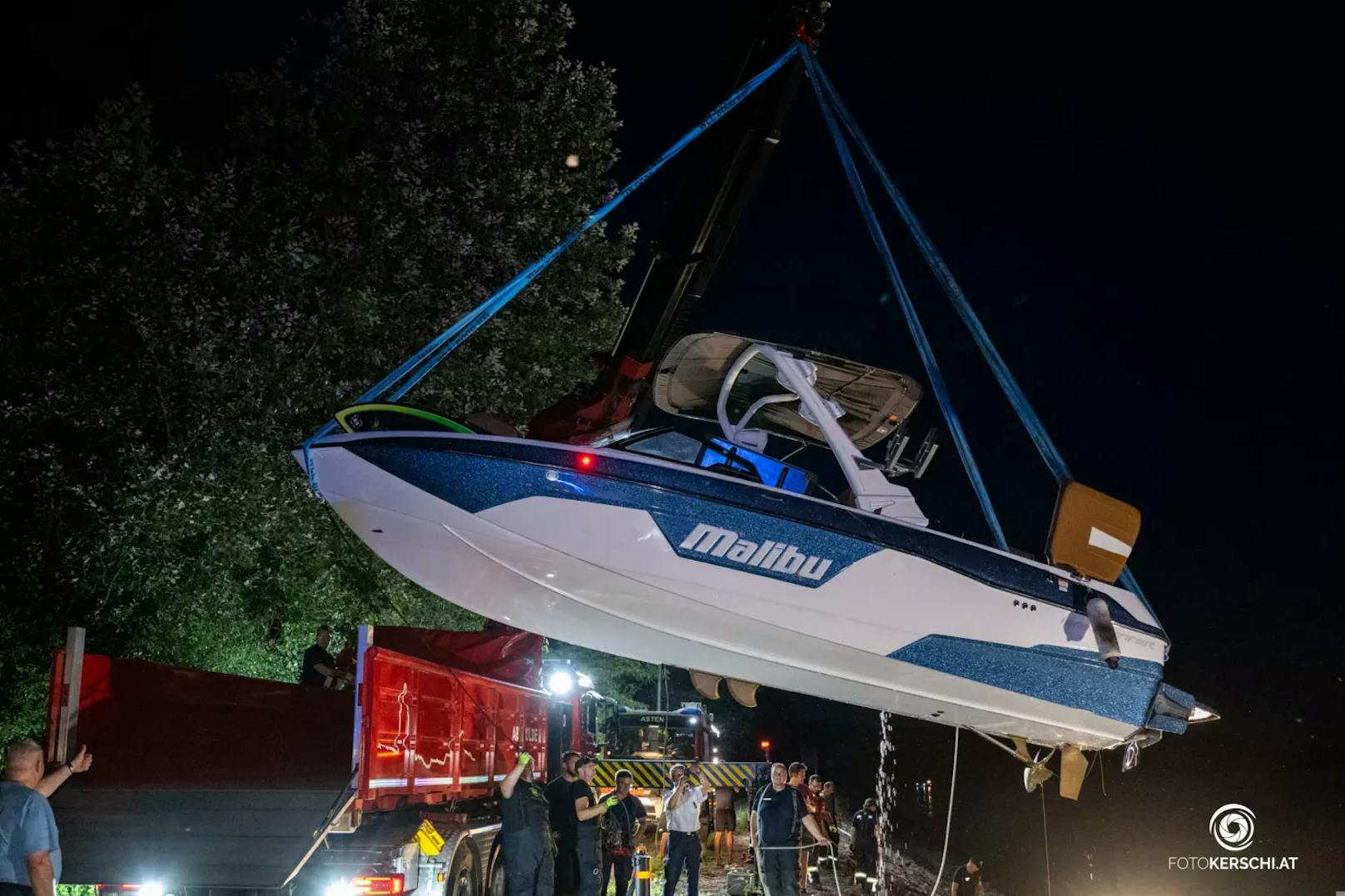 Zu einem schweren Bootsunfall kam es am Mittwochabend im Bereich des Donaukraftwerkes Abwinden-Asten. Ein mit zwei Personen besetztes Boot fuhr im Unterwasser auf einen Betonteil des Kraftwerkes auf. Die beiden Personen an Board wurden dabei verletzt und konnten das Boot daraufhin nicht mehr steuern.