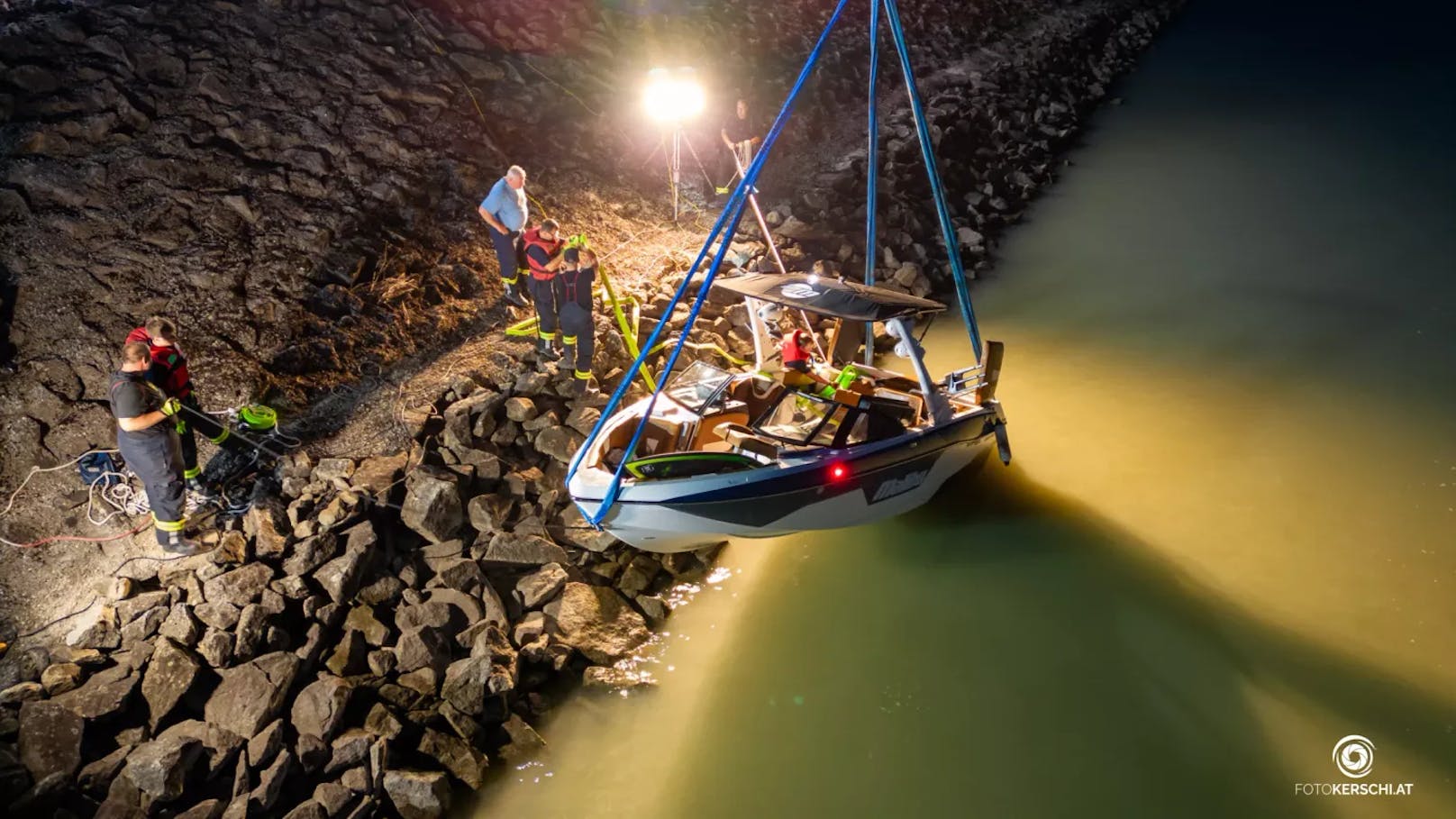 Zu einem schweren Bootsunfall kam es am Mittwochabend im Bereich des Donaukraftwerkes Abwinden-Asten. Ein mit zwei Personen besetztes Boot fuhr im Unterwasser auf einen Betonteil des Kraftwerkes auf. Die beiden Personen an Board wurden dabei verletzt und konnten das Boot daraufhin nicht mehr steuern.