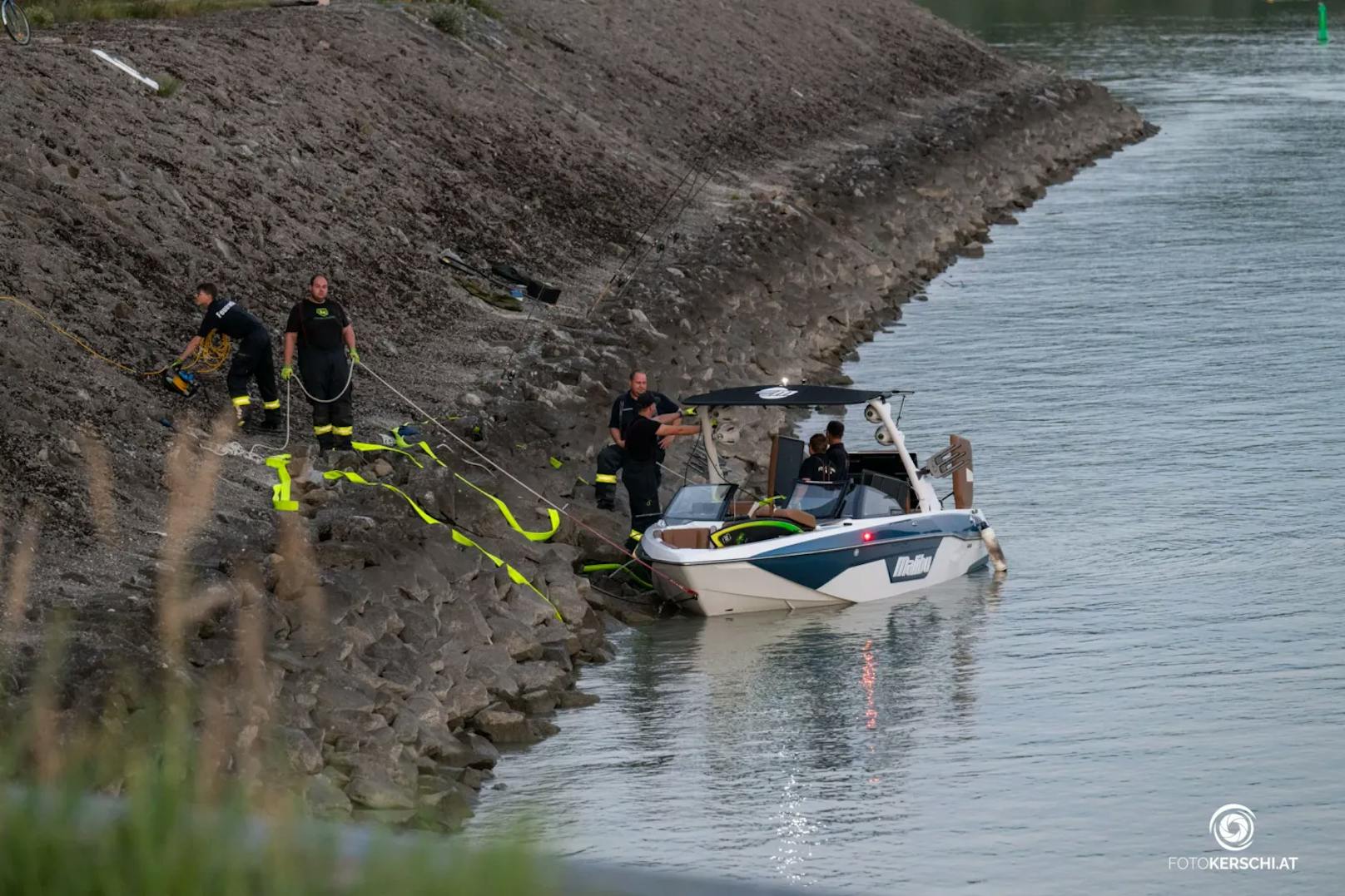 Zu einem schweren Bootsunfall kam es am Mittwochabend im Bereich des Donaukraftwerkes Abwinden-Asten. Ein mit zwei Personen besetztes Boot fuhr im Unterwasser auf einen Betonteil des Kraftwerkes auf. Die beiden Personen an Board wurden dabei verletzt und konnten das Boot daraufhin nicht mehr steuern.