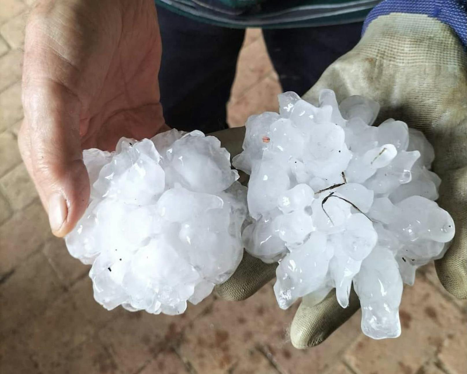 Alarmstufe Rot in Venetien: Eine enorme Superzelle sorgte am 19. Juli 2023 nördlich von Venedig für Riesenhagel von teils über 10 cm im Durchmesser