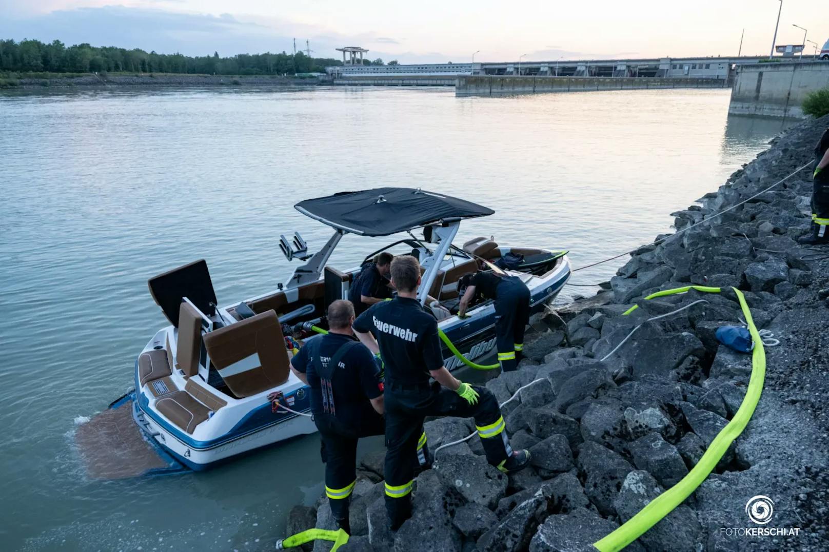 Zu einem schweren Bootsunfall kam es am Mittwochabend im Bereich des Donaukraftwerkes Abwinden-Asten. Ein mit zwei Personen besetztes Boot fuhr im Unterwasser auf einen Betonteil des Kraftwerkes auf. Die beiden Personen an Board wurden dabei verletzt und konnten das Boot daraufhin nicht mehr steuern.