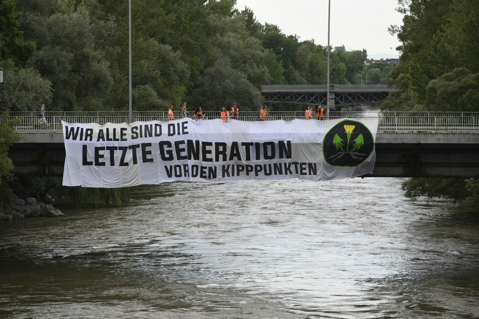 Ein 20 Meter langes Transparent mit der Aufschrift "Wir alle sind die letzte Generation vor den Kipppunkten" befestigte die Letzte Generation am Donnerstag auf der Grazer Tegetthoffbrücke.