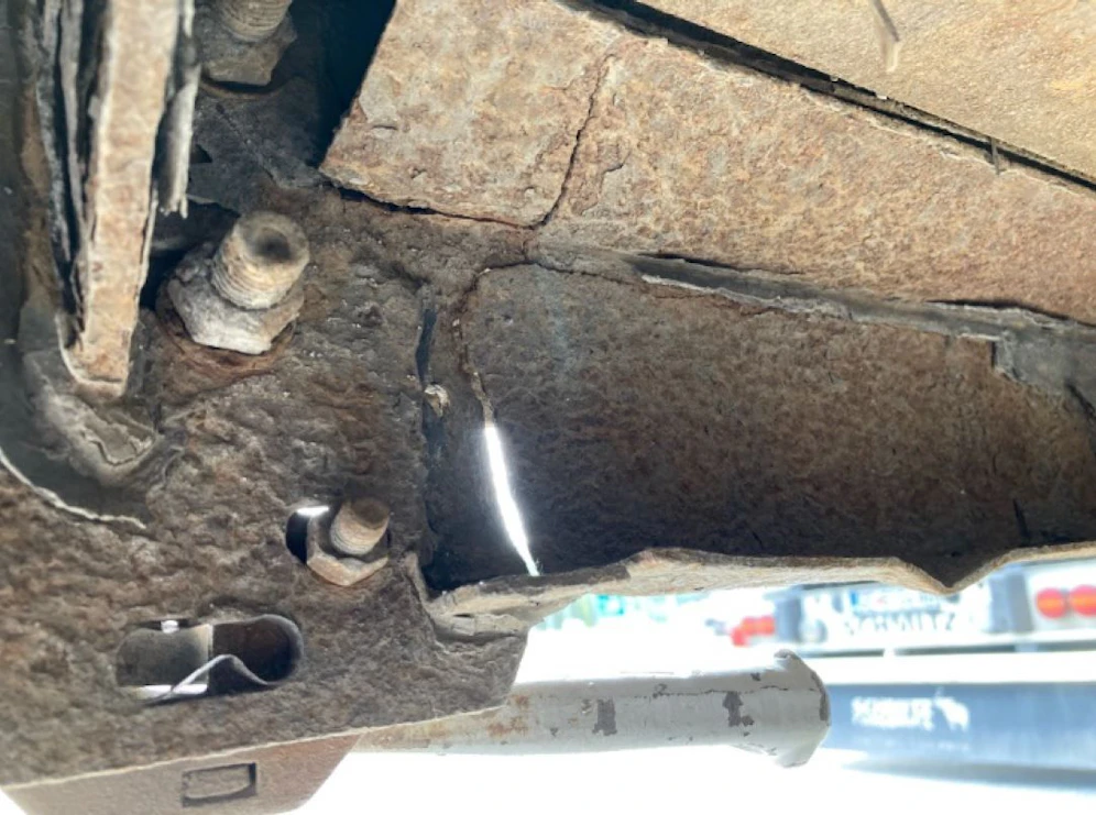Desolater Sattelanhänger aus dem Verkehr gezogen