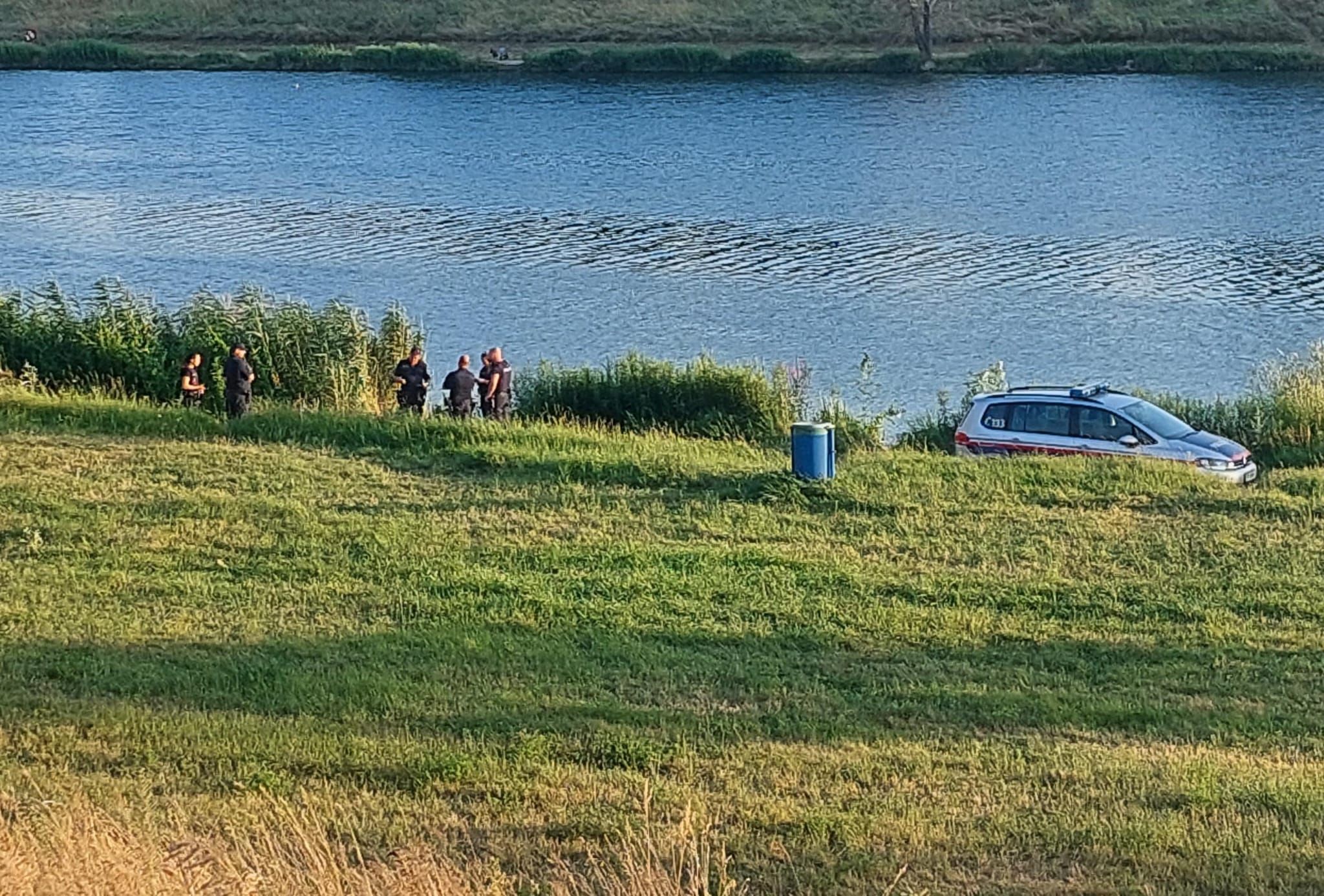 Ein Spaziergänger entdeckte am Mittwochabend eine Leiche in der Donau.