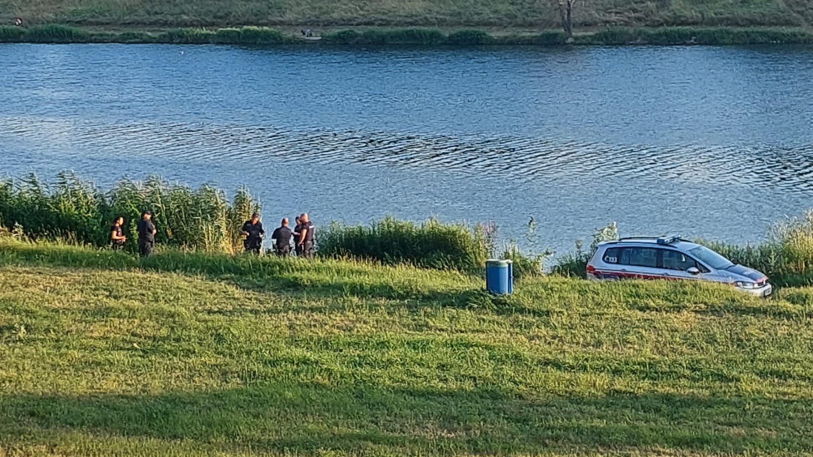 Ein Spaziergänger entdeckte am Mittwochabend eine Leiche in der Donau.