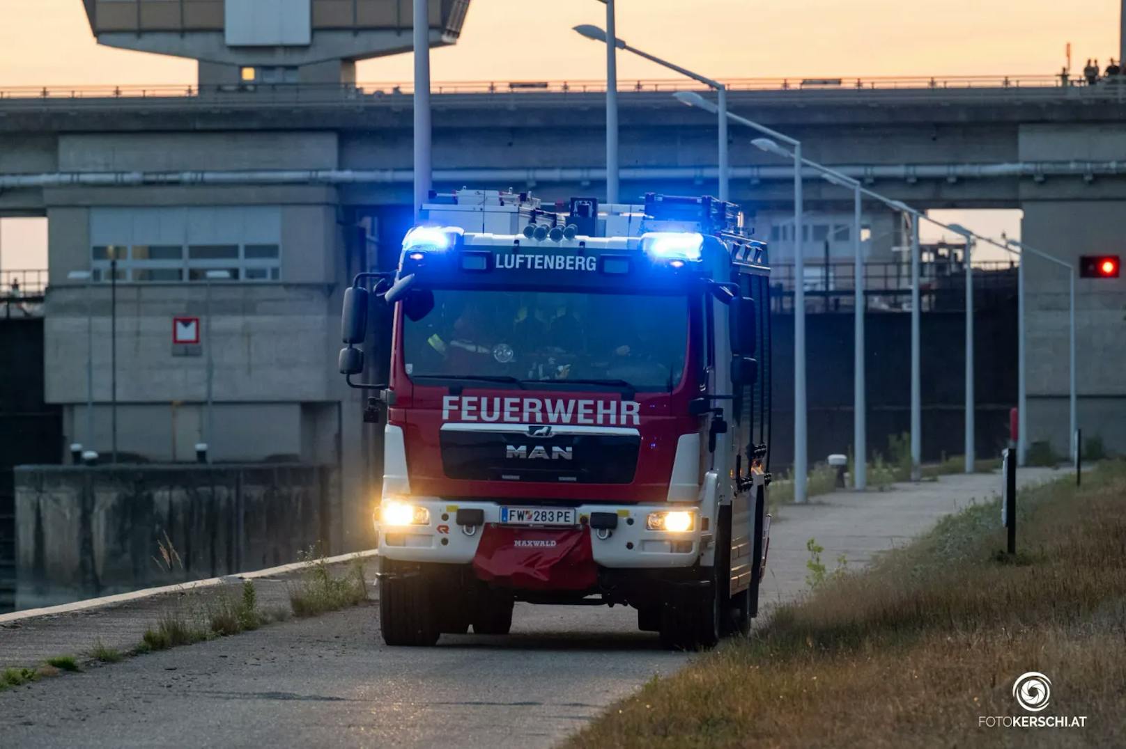 Zu einem schweren Bootsunfall kam es am Mittwochabend im Bereich des Donaukraftwerkes Abwinden-Asten. Ein mit zwei Personen besetztes Boot fuhr im Unterwasser auf einen Betonteil des Kraftwerkes auf. Die beiden Personen an Board wurden dabei verletzt und konnten das Boot daraufhin nicht mehr steuern.