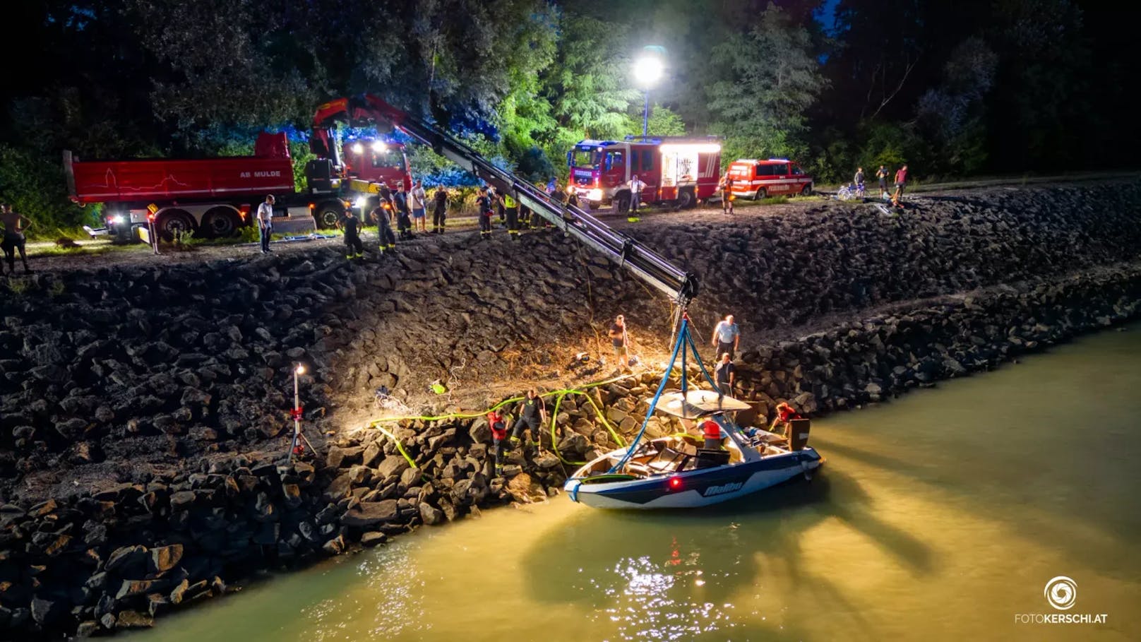 Zu einem schweren Bootsunfall kam es am Mittwochabend im Bereich des Donaukraftwerkes Abwinden-Asten. Ein mit zwei Personen besetztes Boot fuhr im Unterwasser auf einen Betonteil des Kraftwerkes auf. Die beiden Personen an Board wurden dabei verletzt und konnten das Boot daraufhin nicht mehr steuern.