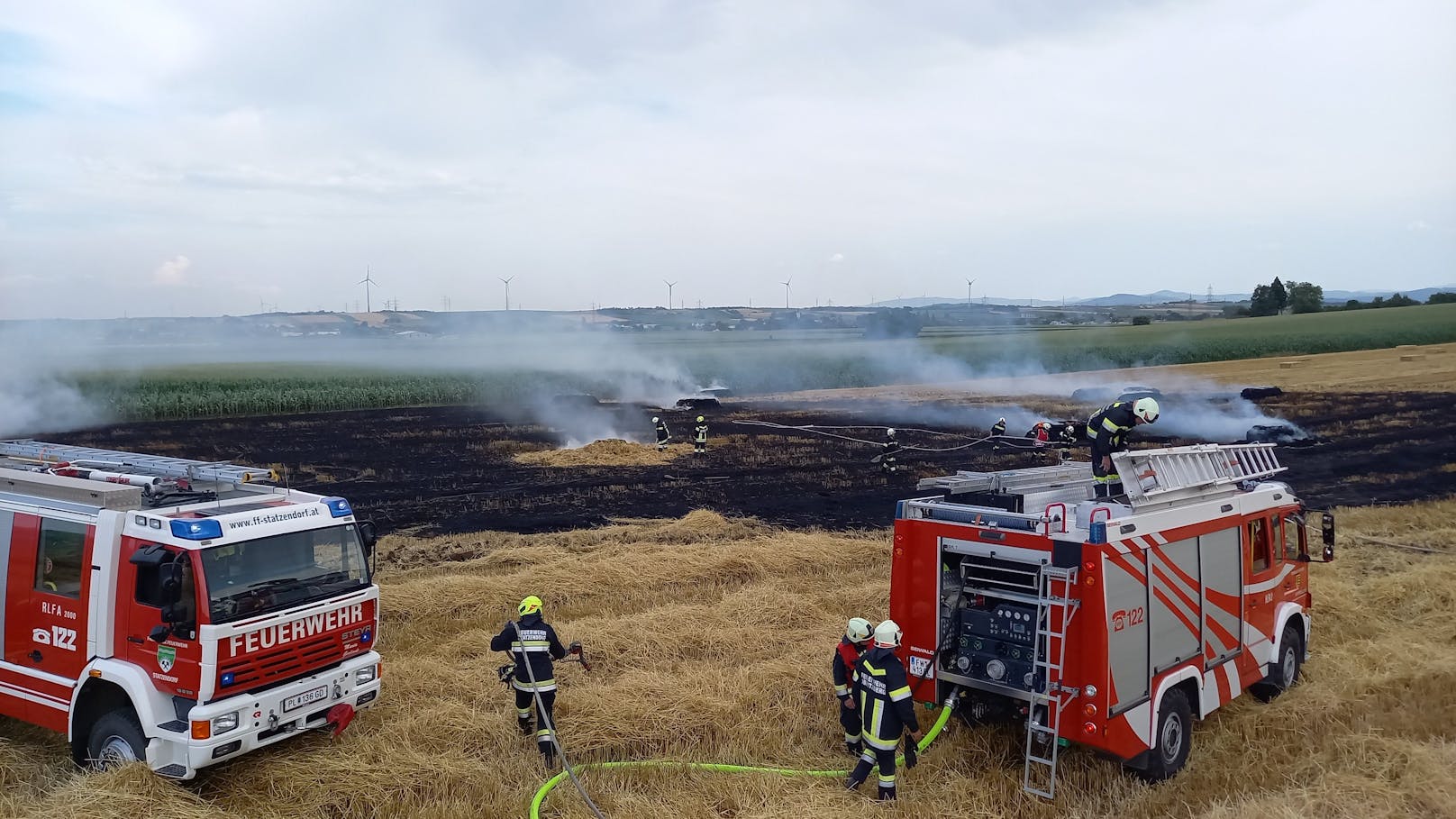 Einsatzmarathon für die Feuerwehren in NÖ: In Obritzberg-Rust brannte ein Weizenfeld (Foto), im Bezirk Krems entdeckte die Polizei einen Waldbrand.