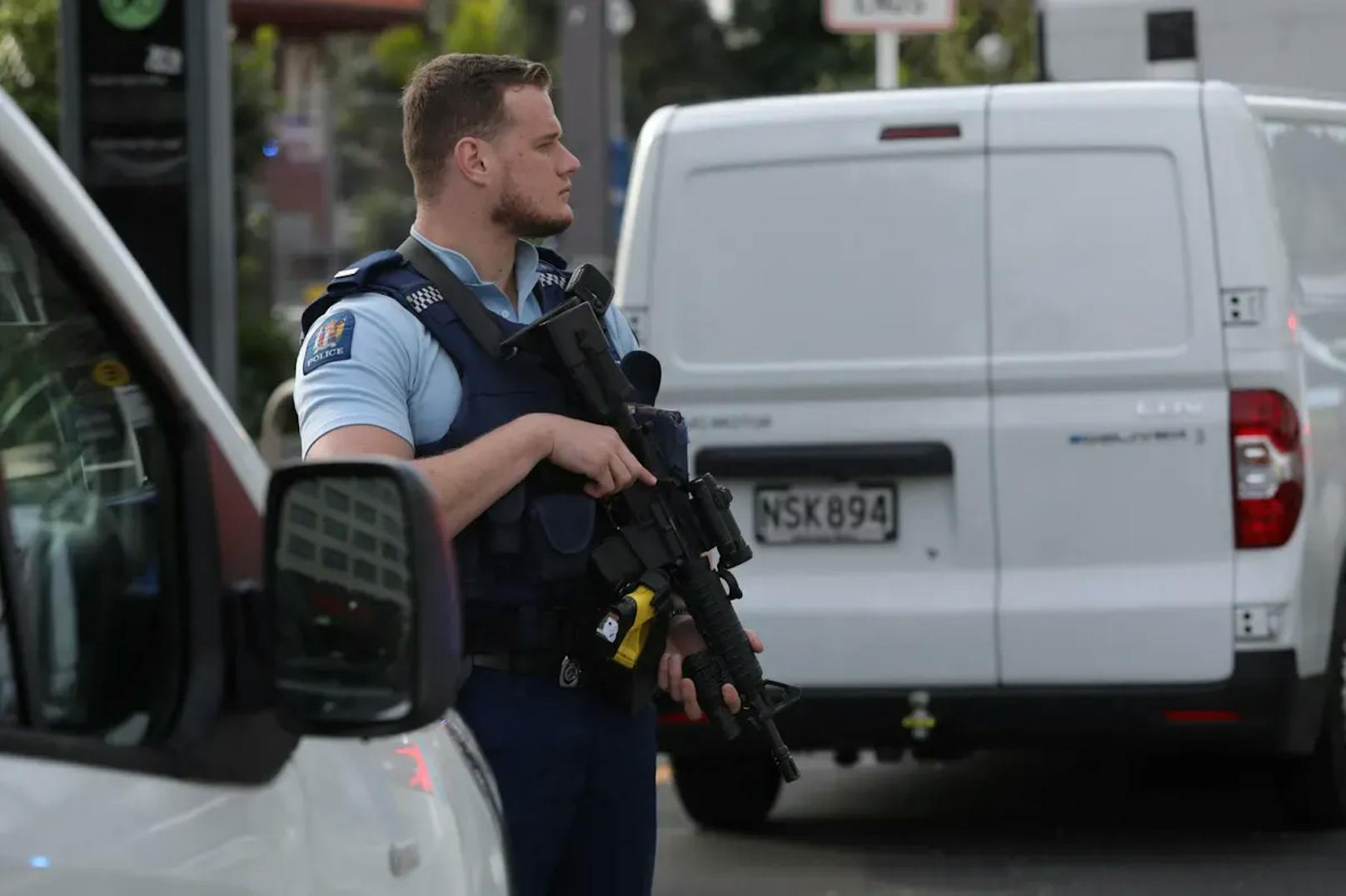Der Vorfall ereignete sich im Geschäftszentrum von Auckland: Ein Polizist beim Tatort.