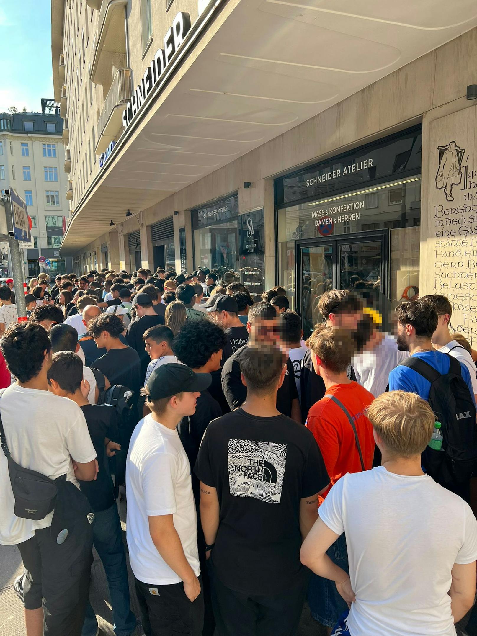 Am Hohen Markt lud nämlich eine Fast-Food-Kette zur Mega-Aktion.