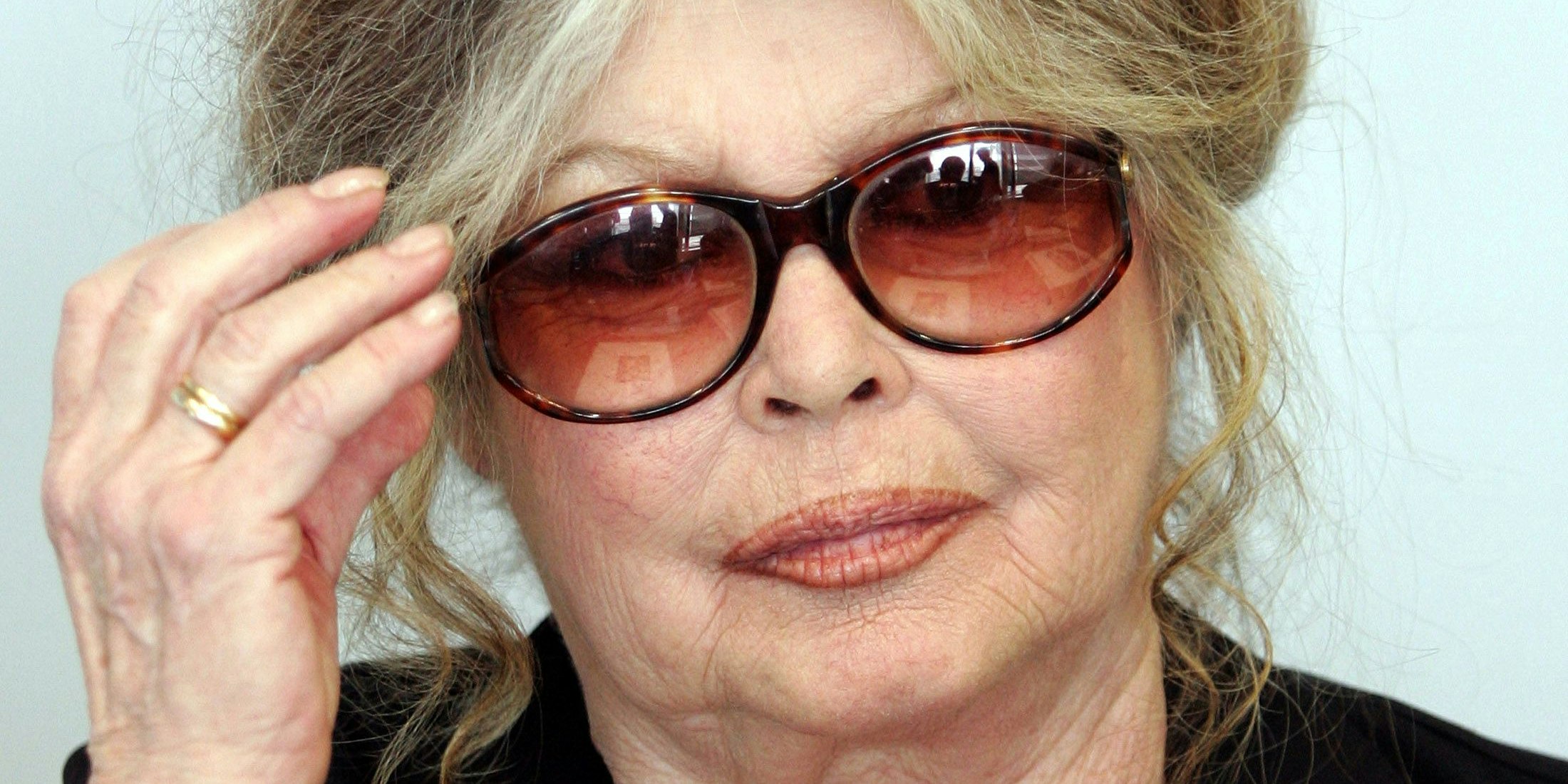 Die französische Schauspielerin Brigitte Bardot kämpft mit der Hitze.