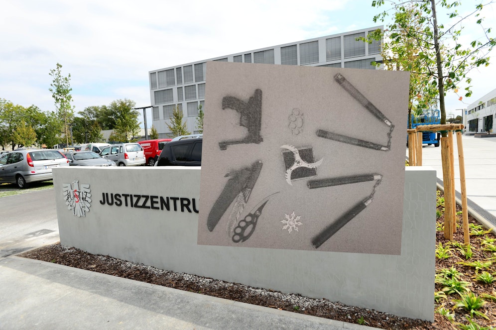 Diese Gegenstände wurde im Haus der 31-jährigen Mutter gefunden; im Hintergrund das Landesgericht Korneuburg