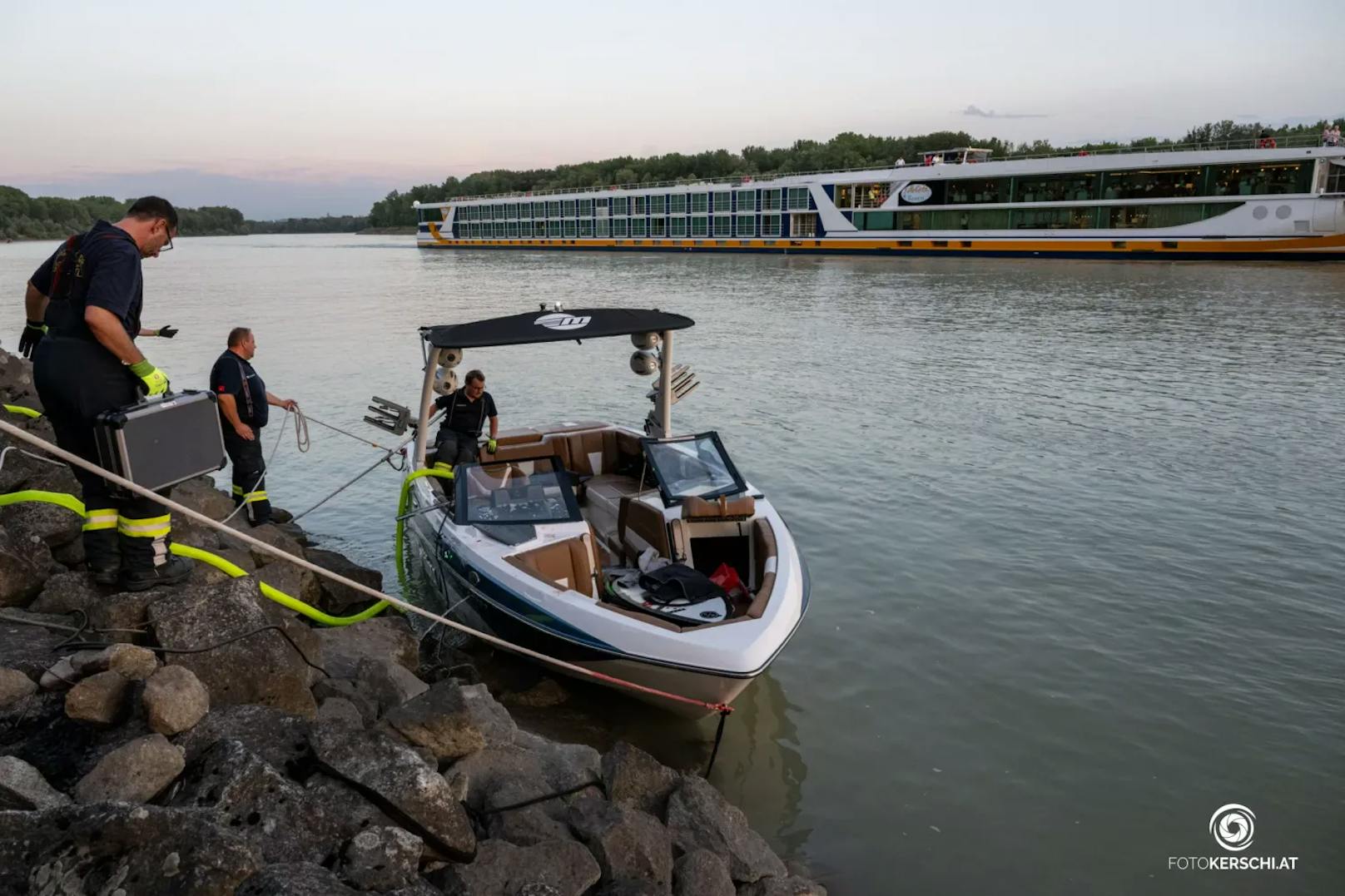 Zu einem schweren Bootsunfall kam es am Mittwochabend im Bereich des Donaukraftwerkes Abwinden-Asten. Ein mit zwei Personen besetztes Boot fuhr im Unterwasser auf einen Betonteil des Kraftwerkes auf. Die beiden Personen an Board wurden dabei verletzt und konnten das Boot daraufhin nicht mehr steuern.