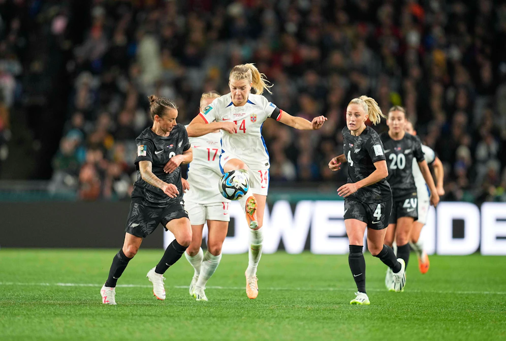 Das Eröffnungsspiel zwischen Norwegen und Neuseeland wird von einer Schreckensmeldung überschattet.
