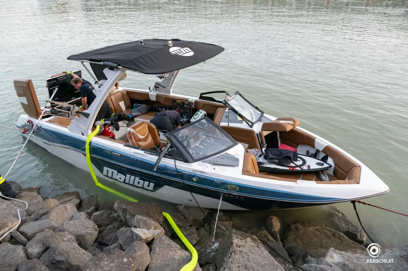 Zu einem schweren Bootsunfall kam es am Mittwochabend im Bereich des Donaukraftwerkes Abwinden-Asten. Ein mit zwei Personen besetztes Boot fuhr im Unterwasser auf einen Betonteil des Kraftwerkes auf. Die beiden Personen an Board wurden dabei verletzt und konnten das Boot daraufhin nicht mehr steuern.