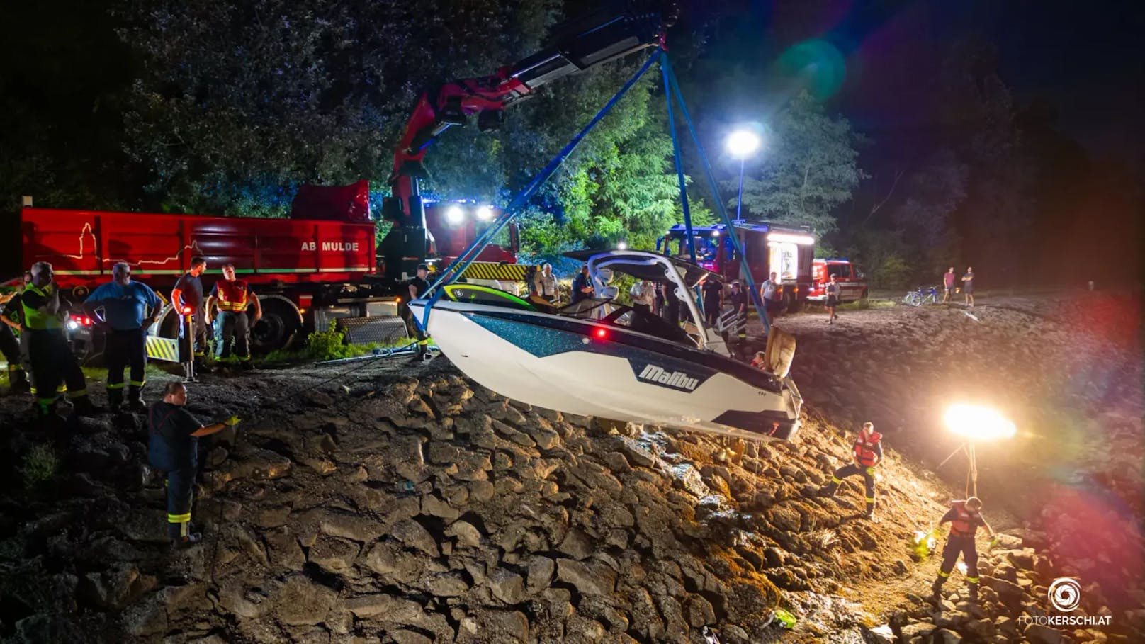 Zu einem schweren Bootsunfall kam es am Mittwochabend im Bereich des Donaukraftwerkes Abwinden-Asten. Ein mit zwei Personen besetztes Boot fuhr im Unterwasser auf einen Betonteil des Kraftwerkes auf. Die beiden Personen an Board wurden dabei verletzt und konnten das Boot daraufhin nicht mehr steuern.