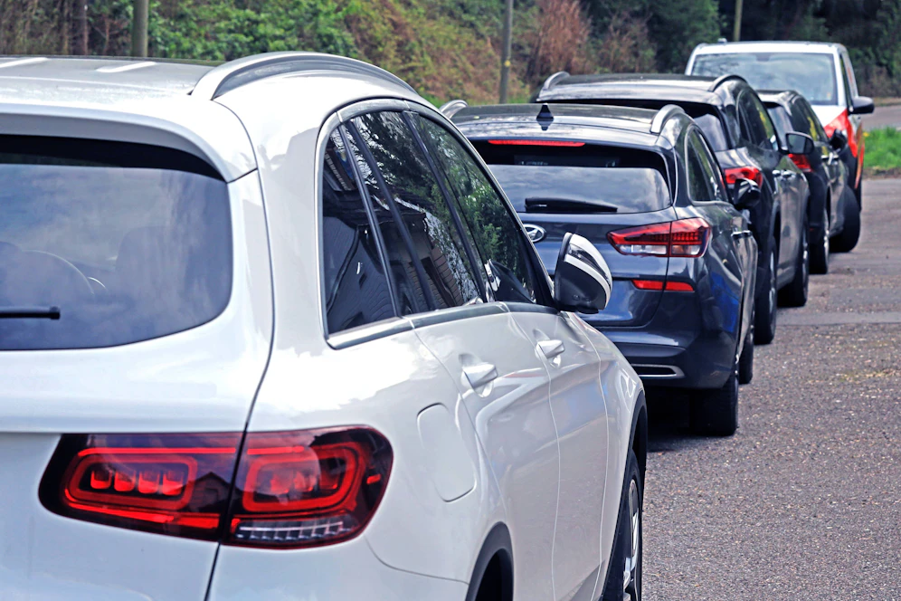 Die Feuerwehr musste das Kleinkind aus dem Auto befreien. (Symbolbild)