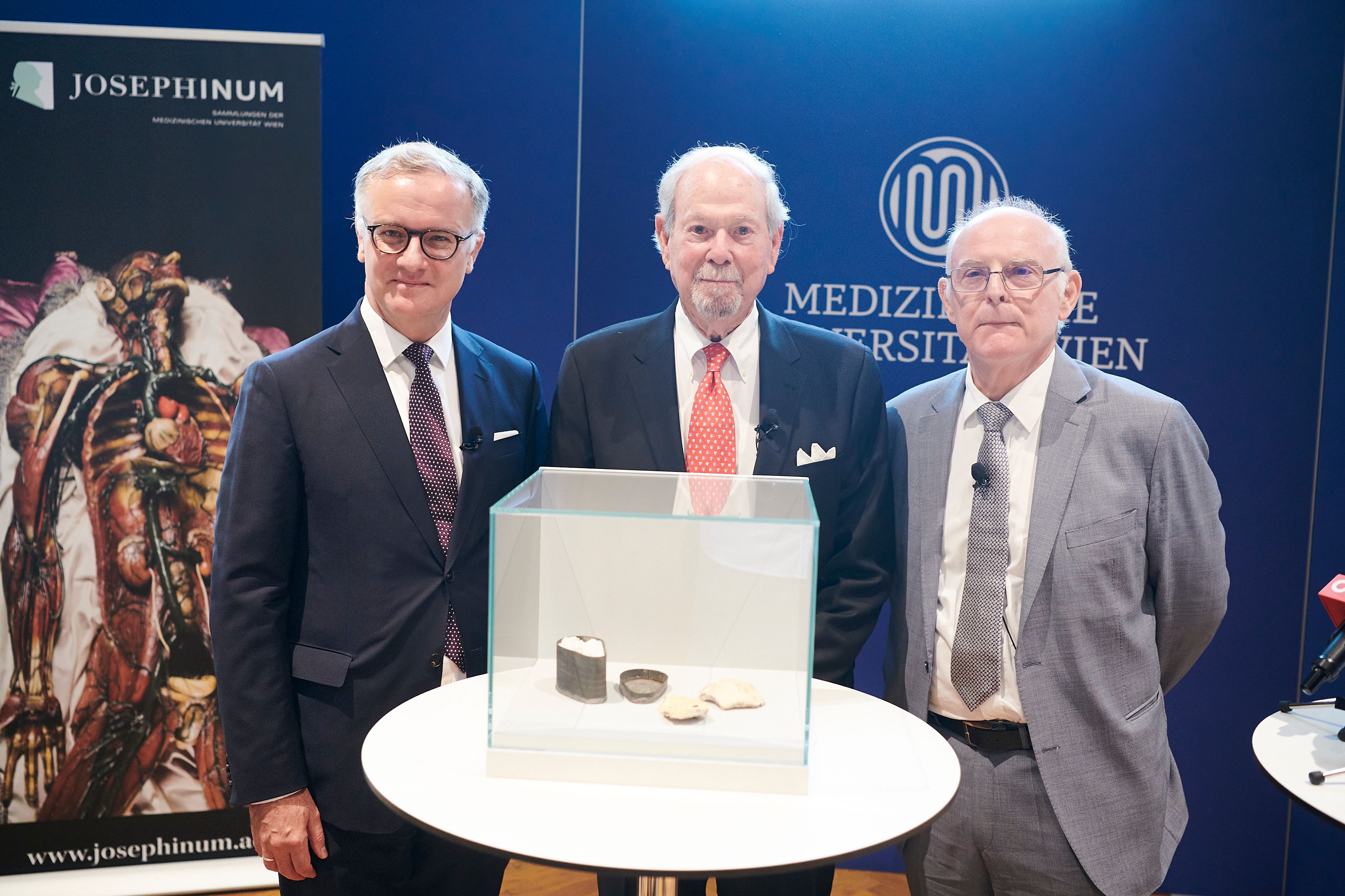 MedUni Wien-Rektor Markus Müller, Erbe Paul Kaufmann und Gerichtsmediziner Christian Reiter bei der Übergabe der Seligmann-Fragmente an die MedUni Wien.