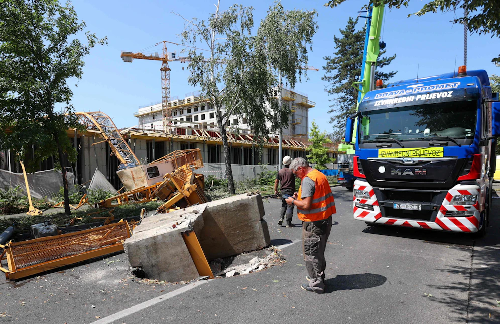 Am Mittwoch riss ein schweres Unwetter einen Baukran samt Lenker in die Tiefe – ein Wunder hielt den Bauarbeiter am Leben.