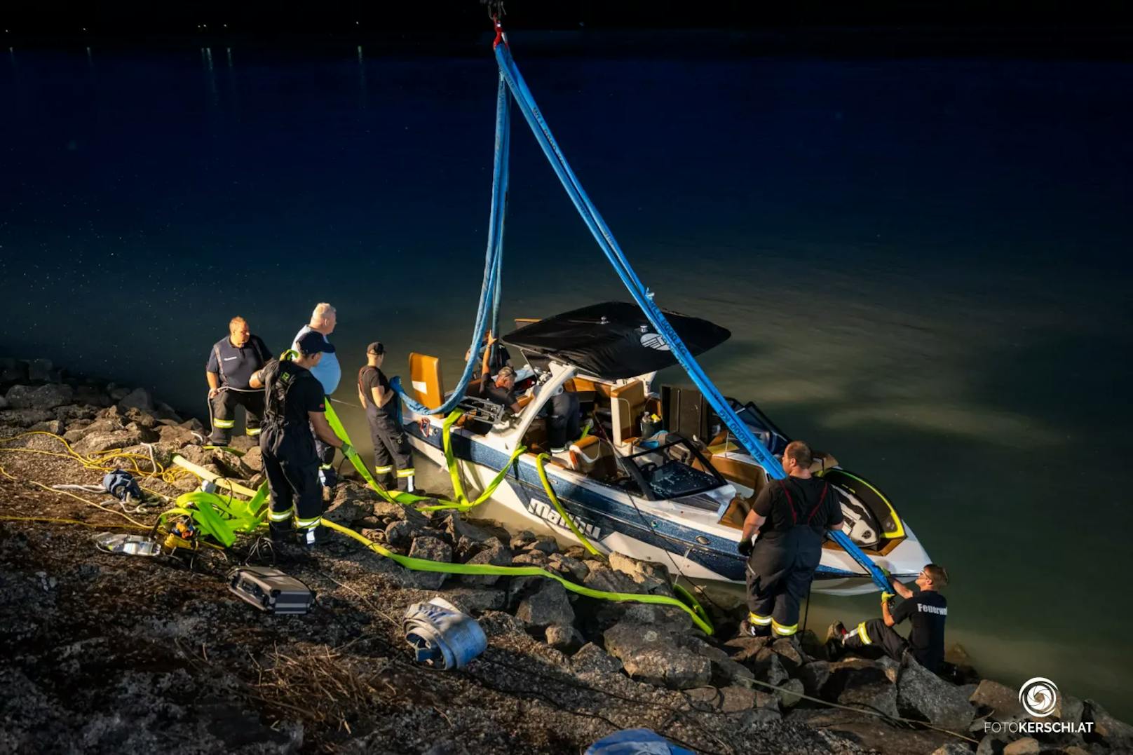 Zu einem schweren Bootsunfall kam es am Mittwochabend im Bereich des Donaukraftwerkes Abwinden-Asten. Ein mit zwei Personen besetztes Boot fuhr im Unterwasser auf einen Betonteil des Kraftwerkes auf. Die beiden Personen an Board wurden dabei verletzt und konnten das Boot daraufhin nicht mehr steuern.