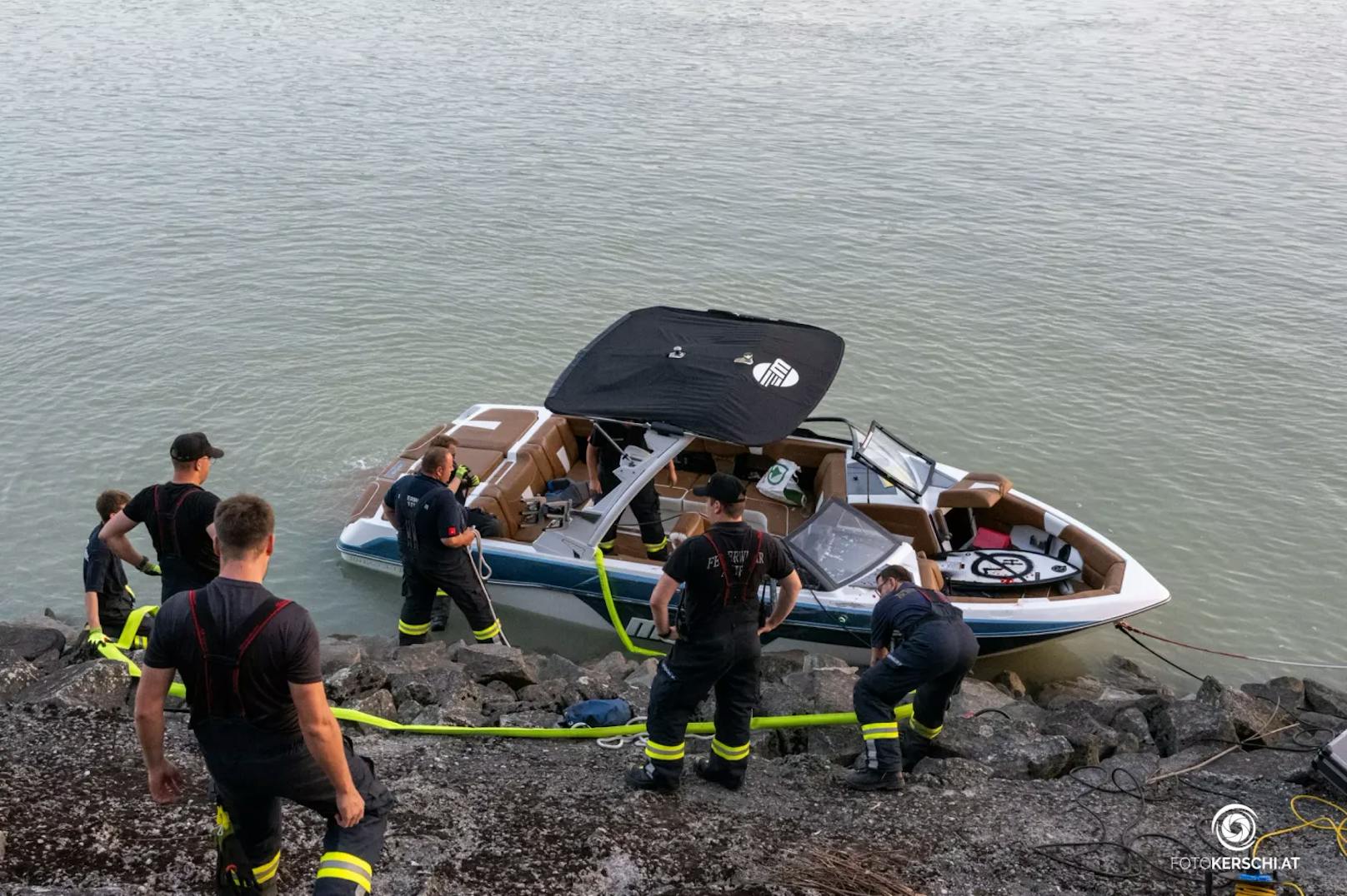 Zu einem schweren Bootsunfall kam es am Mittwochabend im Bereich des Donaukraftwerkes Abwinden-Asten. Ein mit zwei Personen besetztes Boot fuhr im Unterwasser auf einen Betonteil des Kraftwerkes auf. Die beiden Personen an Board wurden dabei verletzt und konnten das Boot daraufhin nicht mehr steuern.