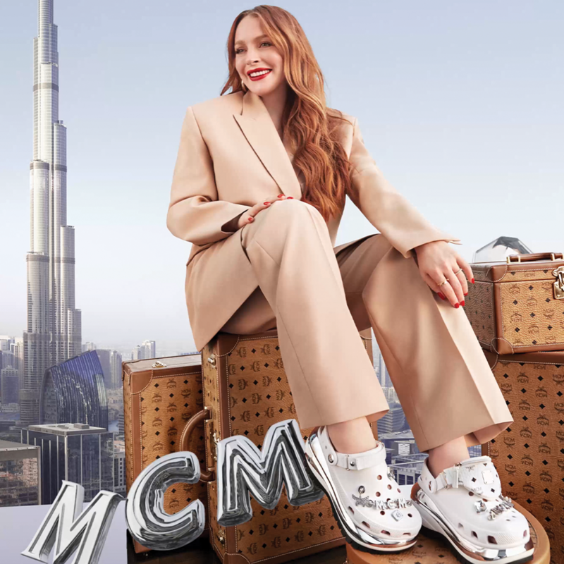 Silberne Crocs im MCM-Design mit Tascherl auf der Vorderseite. So schlapft man in Zukunft stylisher. 