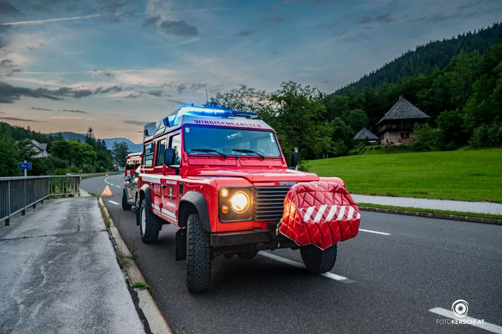 Die Feuerwehr wurde am Donnerstag zu einem Zimmerbrand im Bezirk Kirchdorf alarmiert. Insgesamt standen dabei sechs Feuerwehren im Löscheinsatz.