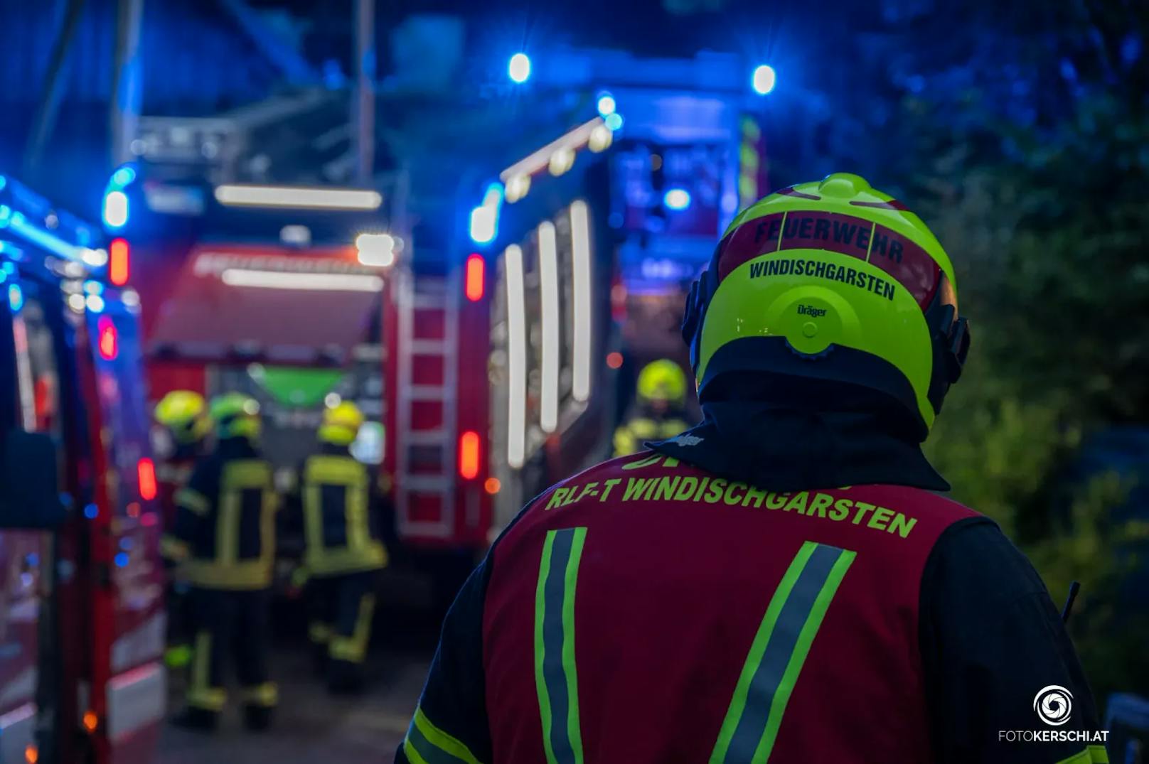 Die Feuerwehr wurde am Donnerstag zu einem Zimmerbrand im Bezirk Kirchdorf alarmiert. Insgesamt standen dabei sechs Feuerwehren im Löscheinsatz.