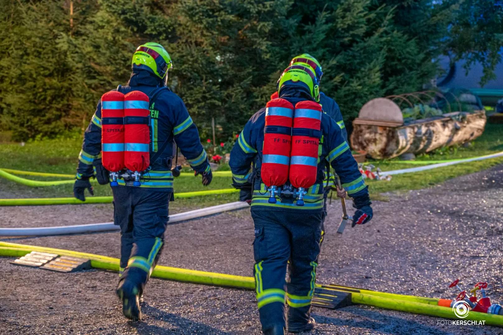 Die Feuerwehr wurde am Donnerstag zu einem Zimmerbrand im Bezirk Kirchdorf alarmiert. Insgesamt standen dabei sechs Feuerwehren im Löscheinsatz.