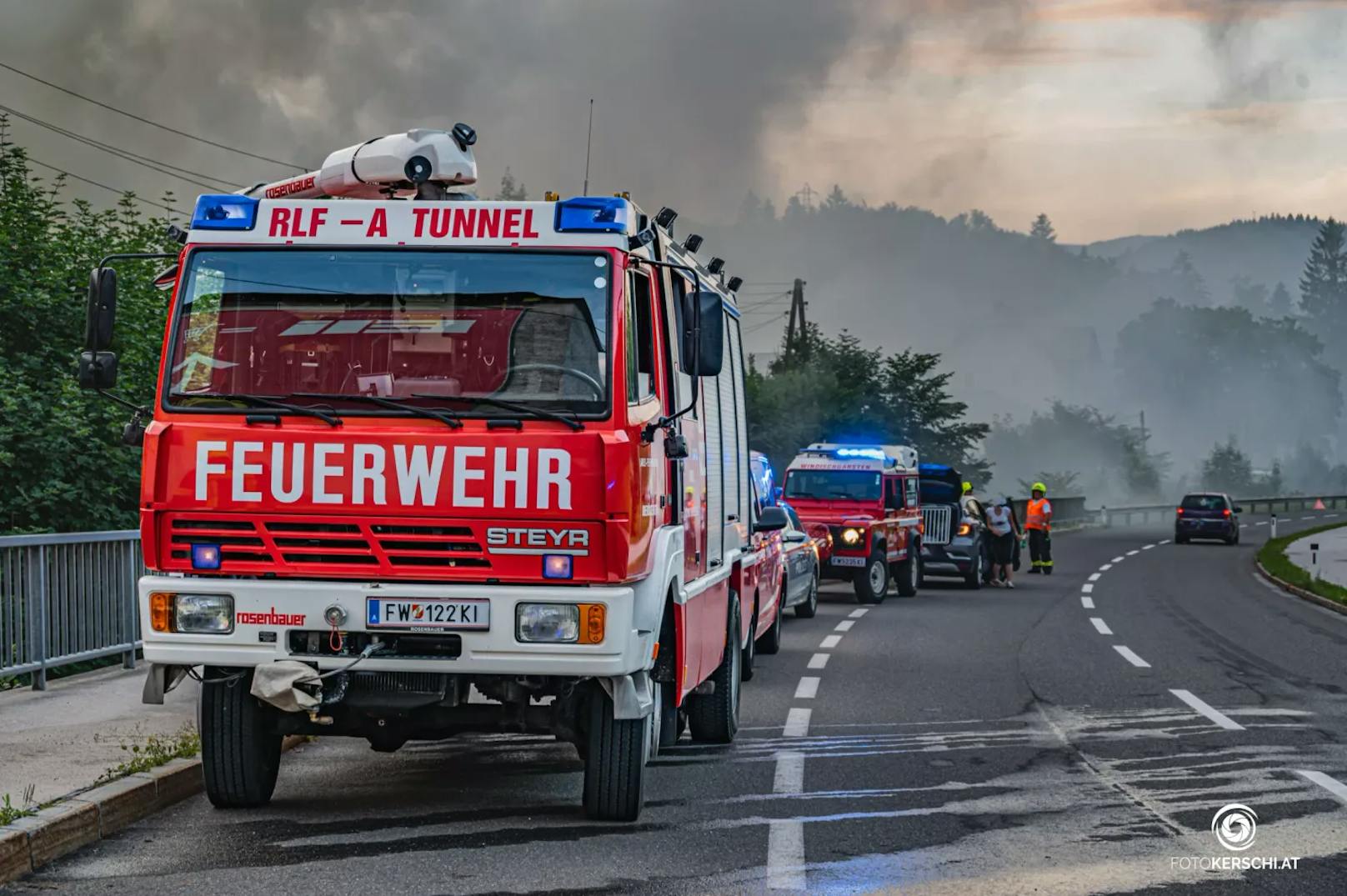 Die Feuerwehr wurde am Donnerstag zu einem Zimmerbrand im Bezirk Kirchdorf alarmiert. Insgesamt standen dabei sechs Feuerwehren im Löscheinsatz.