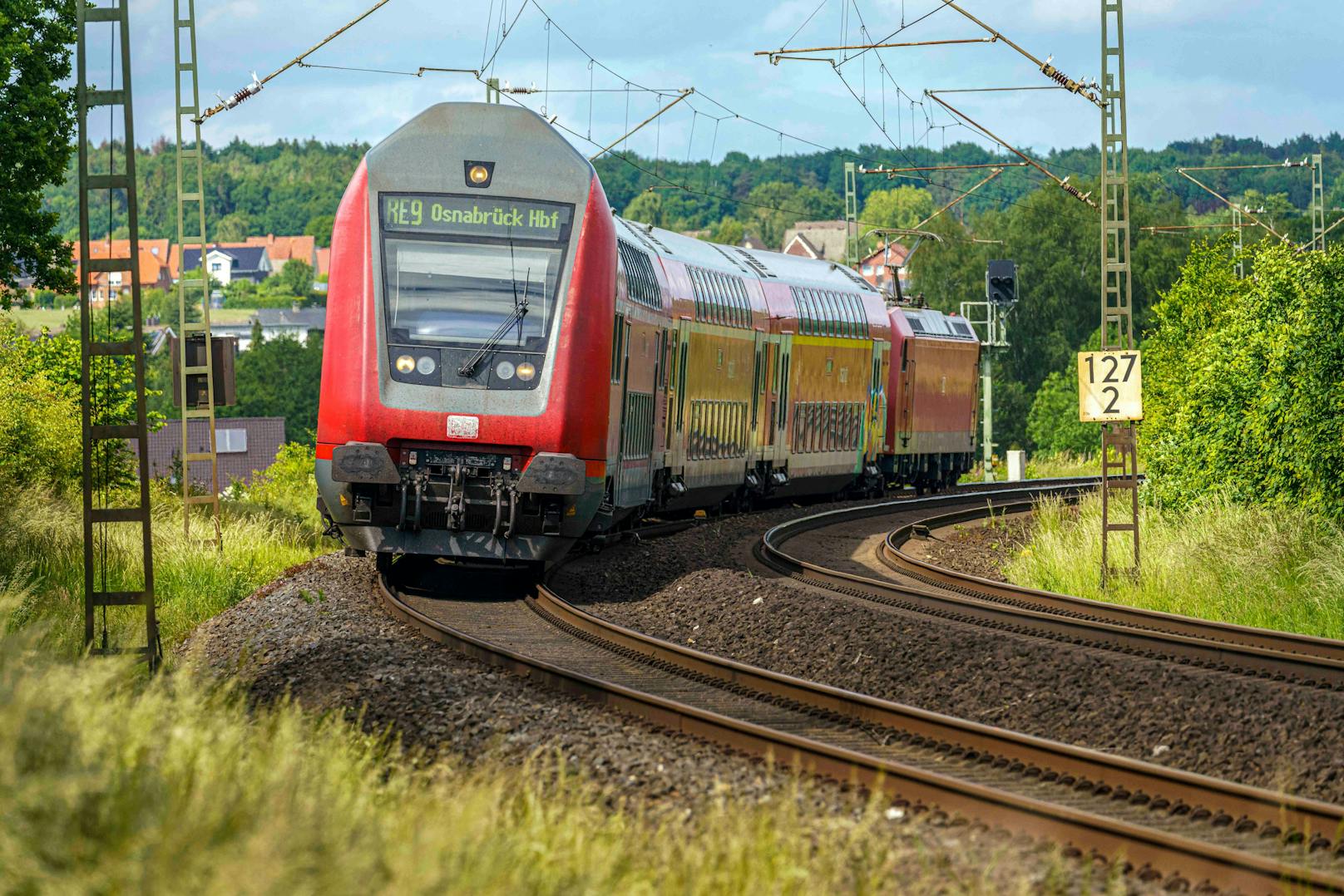 Ein deutscher Regionalzug auf der Fahrt zwischen Bremen und Osnabrück. Archivbild.