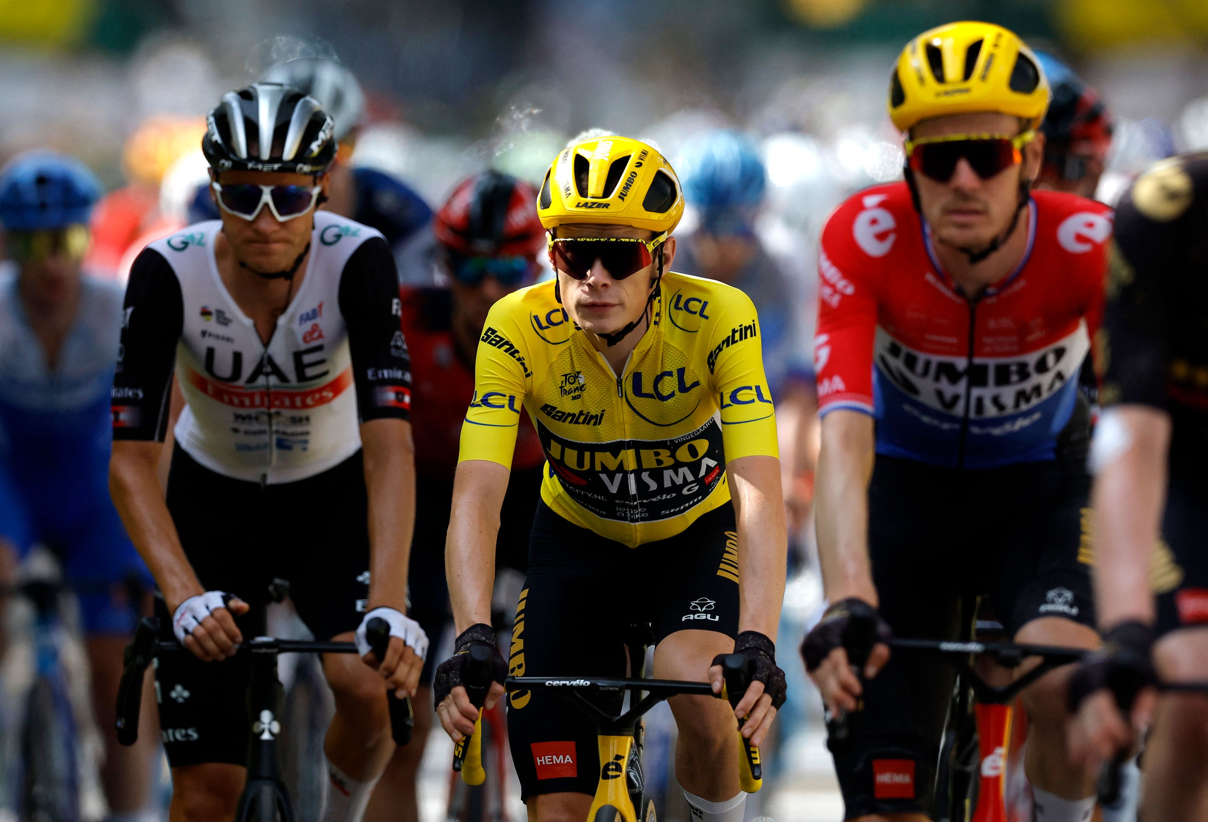 Jonas Vingegaard fährt seinem zweiten Tour-Gesamtsieg in Folge entgegen. 