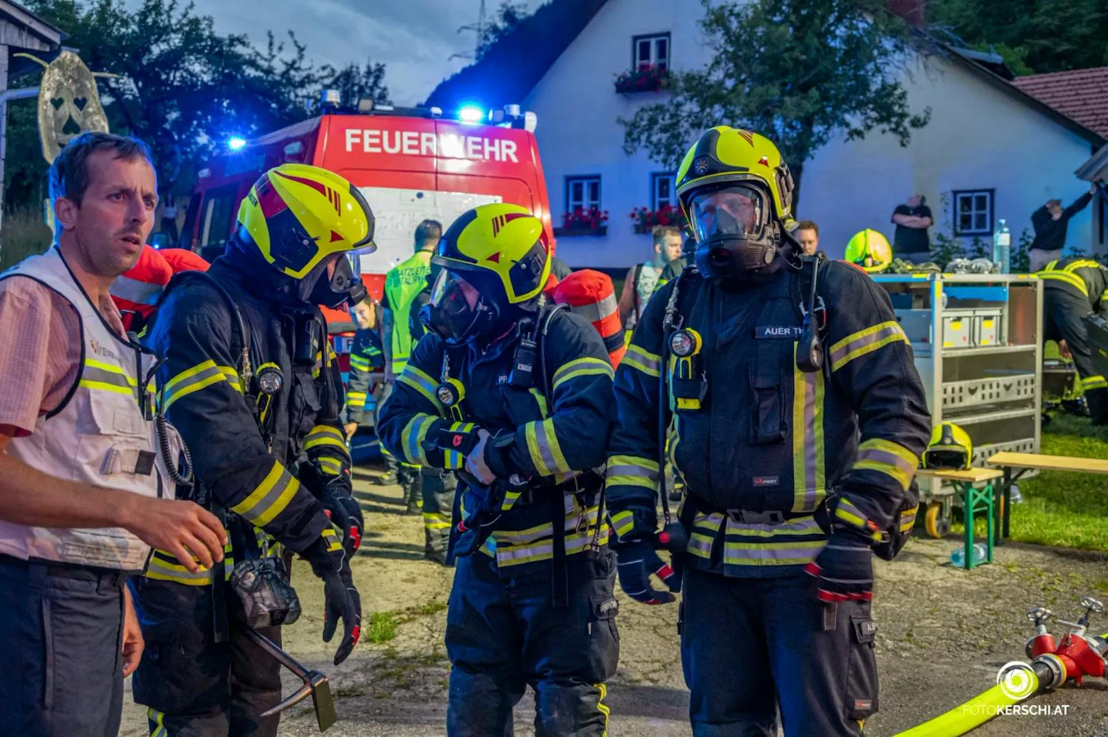 Die Feuerwehr wurde am Donnerstag zu einem Zimmerbrand im Bezirk Kirchdorf alarmiert. Insgesamt standen dabei sechs Feuerwehren im Löscheinsatz.